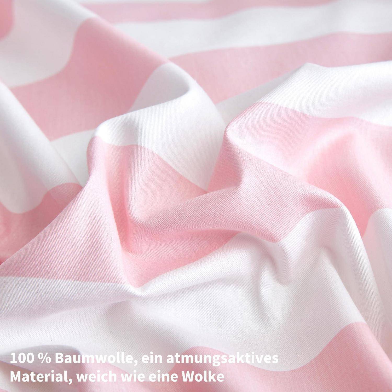 Nahaufnahme von weichem rosa-weiß gestreiftem Baumwollstoff mit deutschem Text: "100 % Baumwolle, ein atmungsaktives Material, weich wie eine Wolke"".
