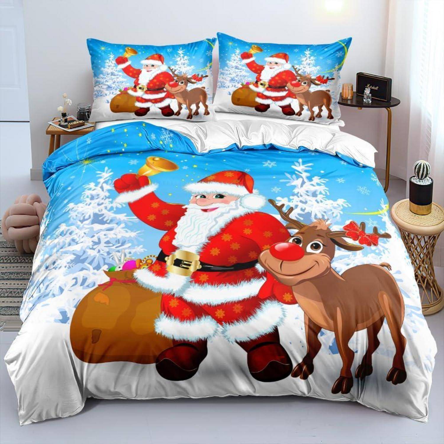 Weihnachtlich gestaltete Bettwäsche-Set mit dem Weihnachtsmann und einem Rentier auf blauem Schneeflocken-Hintergrund, gezeigt auf einem gemachten Bett.