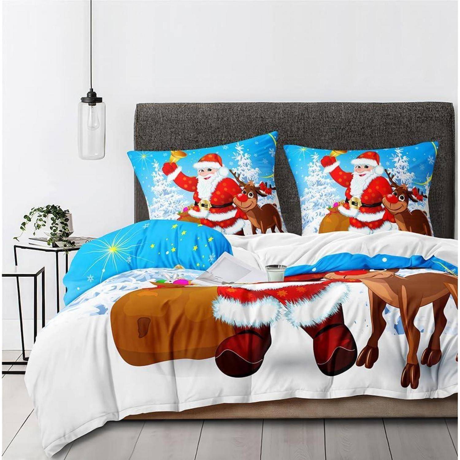 Weihnachtsthematisches Bettwäscheset mit passenden Kissenbezügen und Bettdecke, das den Weihnachtsmann und Rentiere in einer Winterszene auf einem Bett in einem modernen Schlafzimmer zeigt.