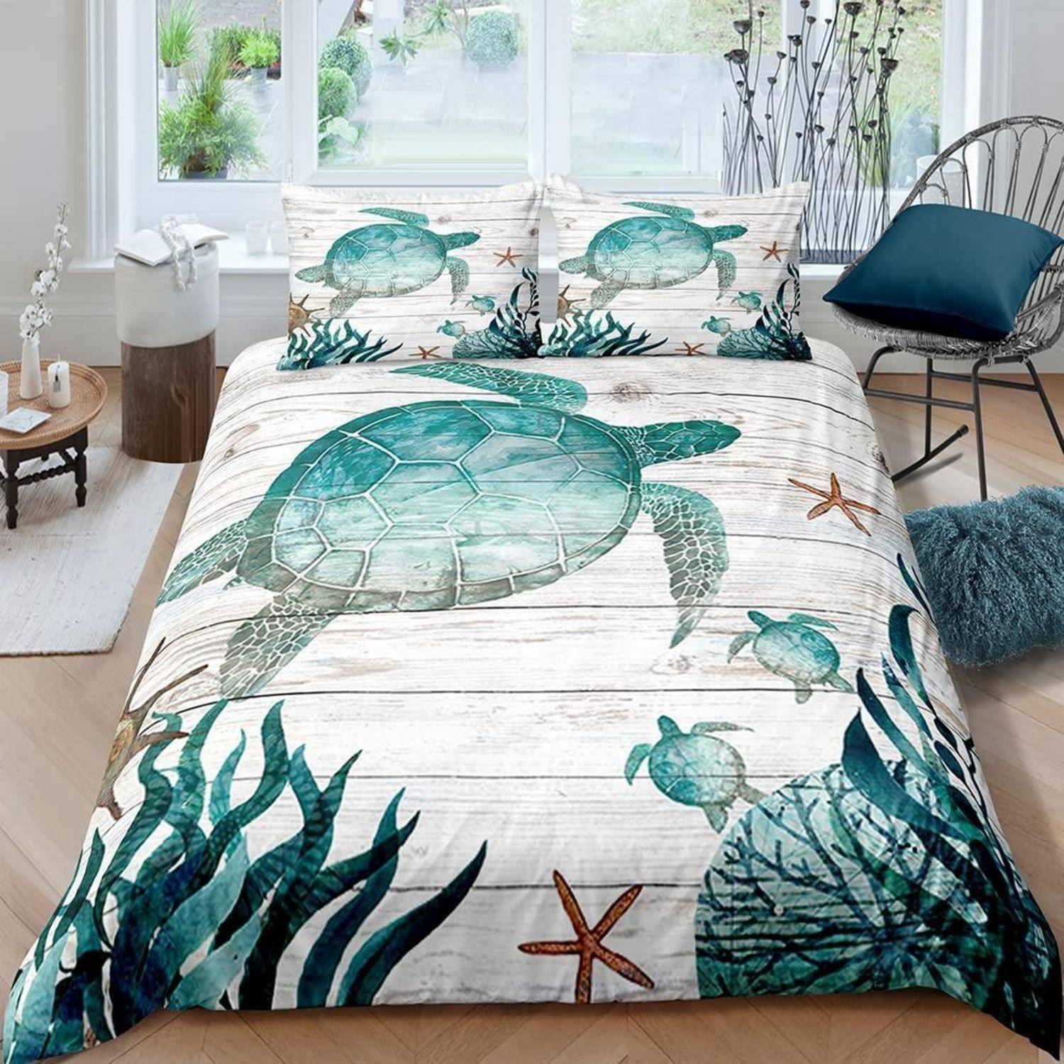 Bett mit Meeresschildkröten- und Korallen-Thema-Bettwäsche in einem hellen Schlafzimmer, mit ozeaninspirierten Kissen und Steppdecke.