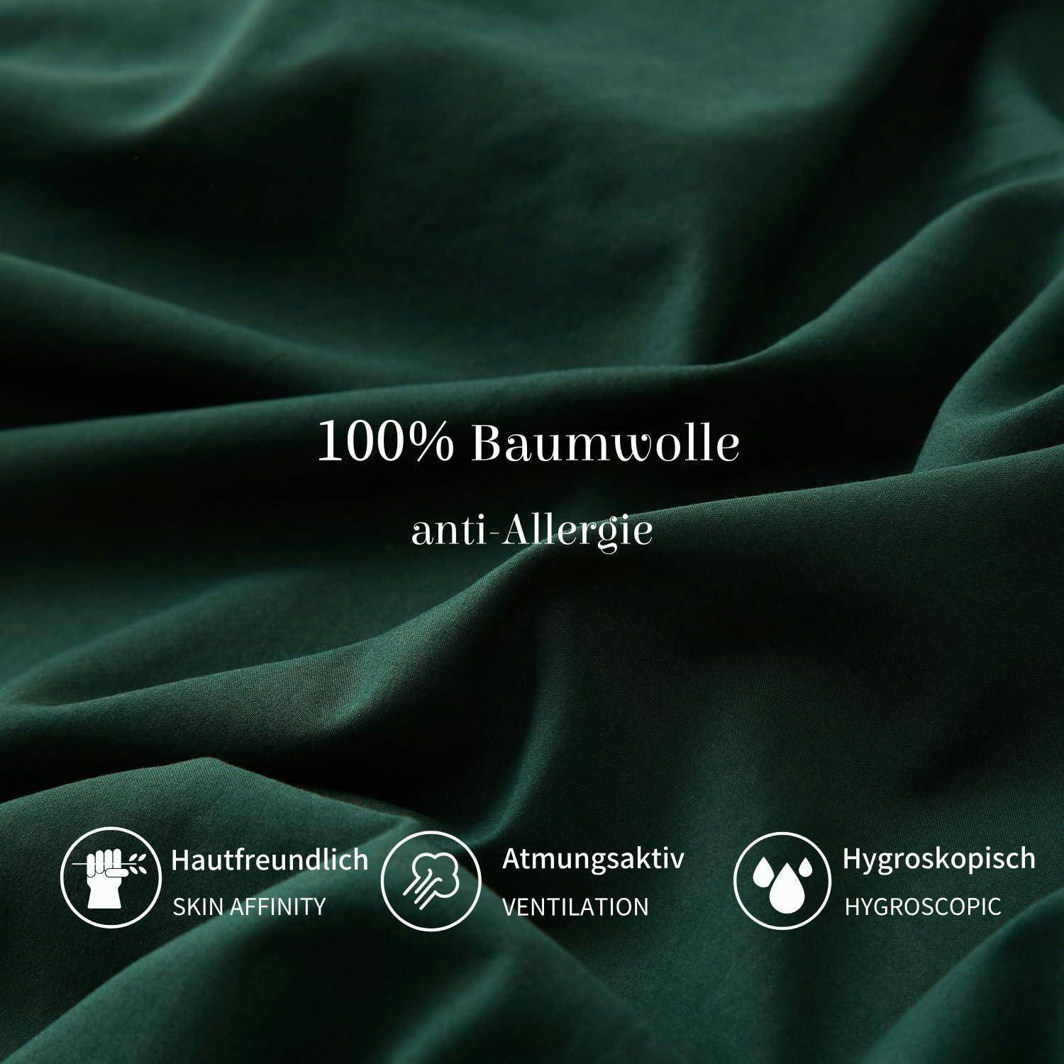 Dunkelgrüner Stoff mit Text '100% Baumwolle' und 'anti-Allergie', plus Symbole für hautfreundlich, atmungsaktiv und hygroskopische Eigenschaften.