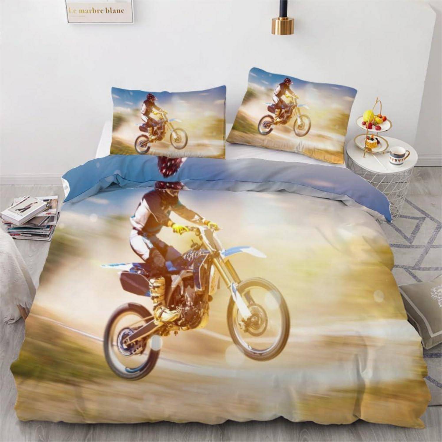 Motorrad-Bettwäsche-Set mit einem Motocross-Fahrer, der auf einem Dirt-Bike springt, bedruckt auf dem Bettdeckenbezug und passenden Kissenbezügen.