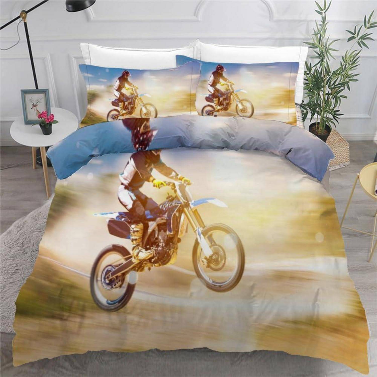 Bettwäsche-Set für Motorradfahrer mit einem Motocross-Motorrad in Bewegung auf der Bettdecke und passenden Kissen, präsentiert auf einem Bett in einem hellen Schlafzimmer.