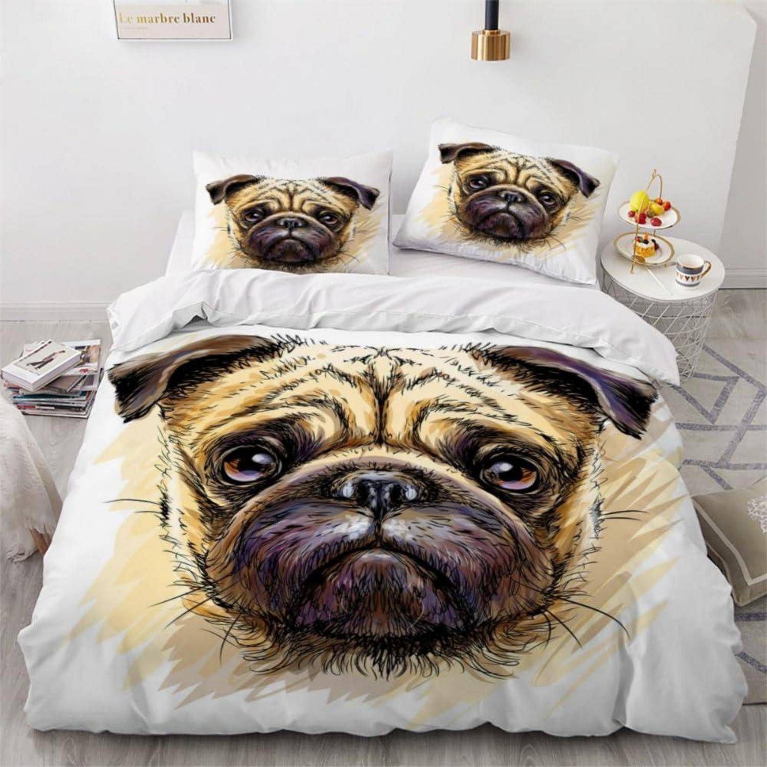 Mopskopf auf einer Bettwäsche und Kissenbezügen in einem hellen Schlafzimmer bedruckt.