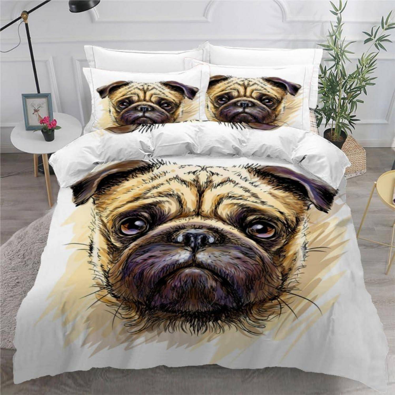 Ein Bett mit Mops-Gesicht-Bettwäsche-Set, bestehend aus zwei passenden Kissenbezügen und einem großen Hundegesicht auf der Bettdecke, in einem hellen Schlafzimmer.