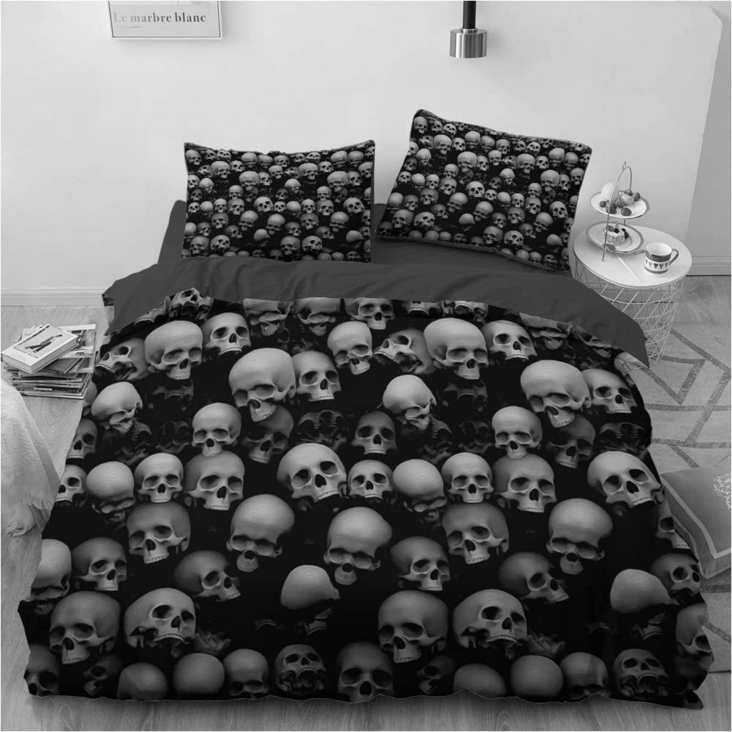 Bett mit schädelgemustertem Bettdecke und passenden Kissen in einem minimalistischen Schlafzimmer, das einen dunklen gotischen Look schafft.