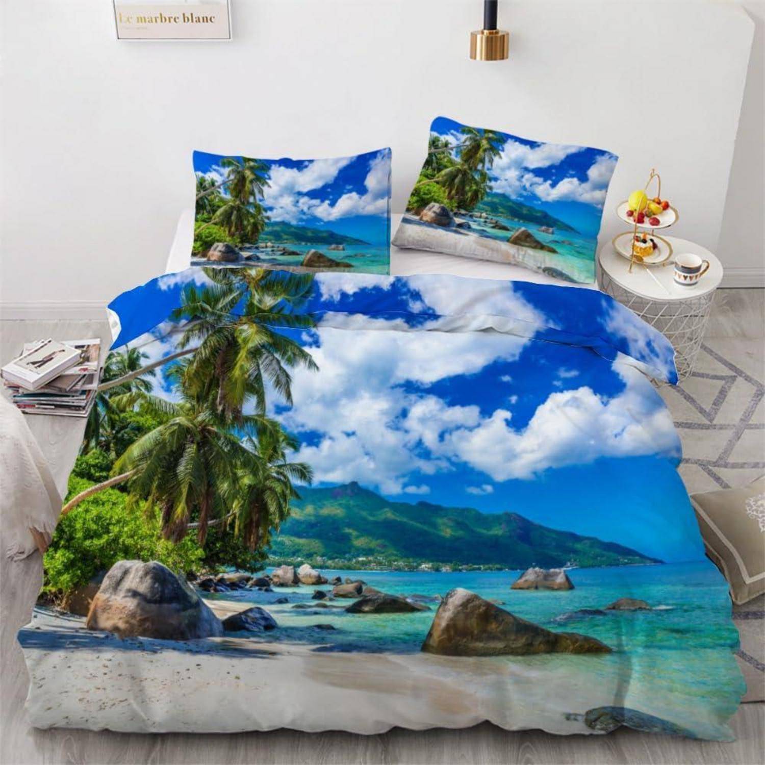 Strandschlafzimmer-Bettwäscheset mit tropischen Palmen, blauem Himmel und Küstenlinie, gedruckt auf Bettdecke und Kissenbezügen.