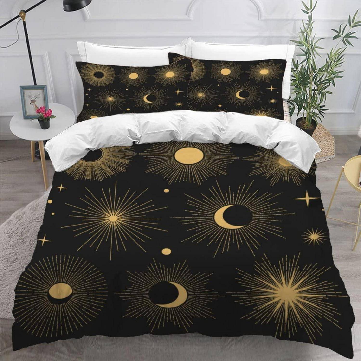 Schwarze Bettwäsche und Kissenbezüge mit goldenem Sonne-, Mond- und Starburst-Himmelsmuster auf einem gemachten Bett.