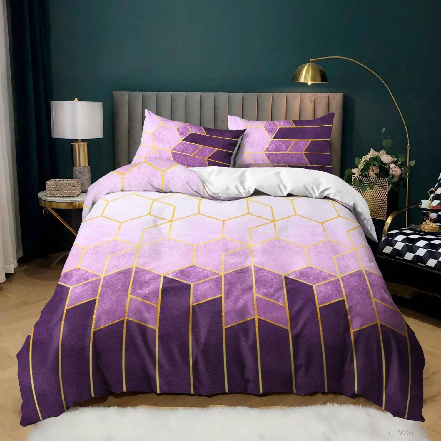 Lila- und Lavendel-Bettwäsche-Set mit geometrischem Muster und goldenen Linien auf einem Bett in einem stilvoll eingerichteten Schlafzimmer.