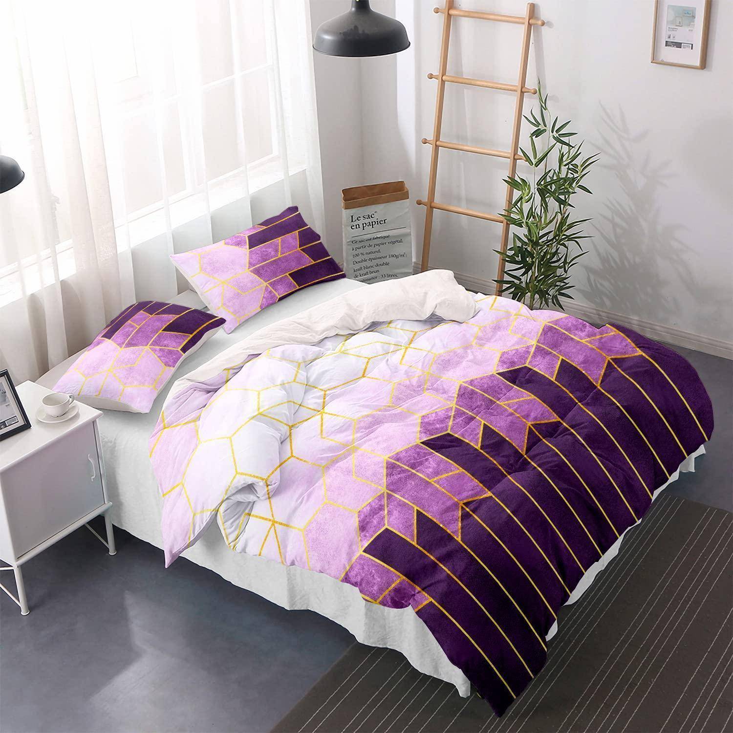 Ein ordentlich gemachtes Bett mit lila, weiß und gold geometrischem Bettwäsche-Set und passenden Kissen in einem hellen Schlafzimmer mit Pflanzen und einer Stehlampe.