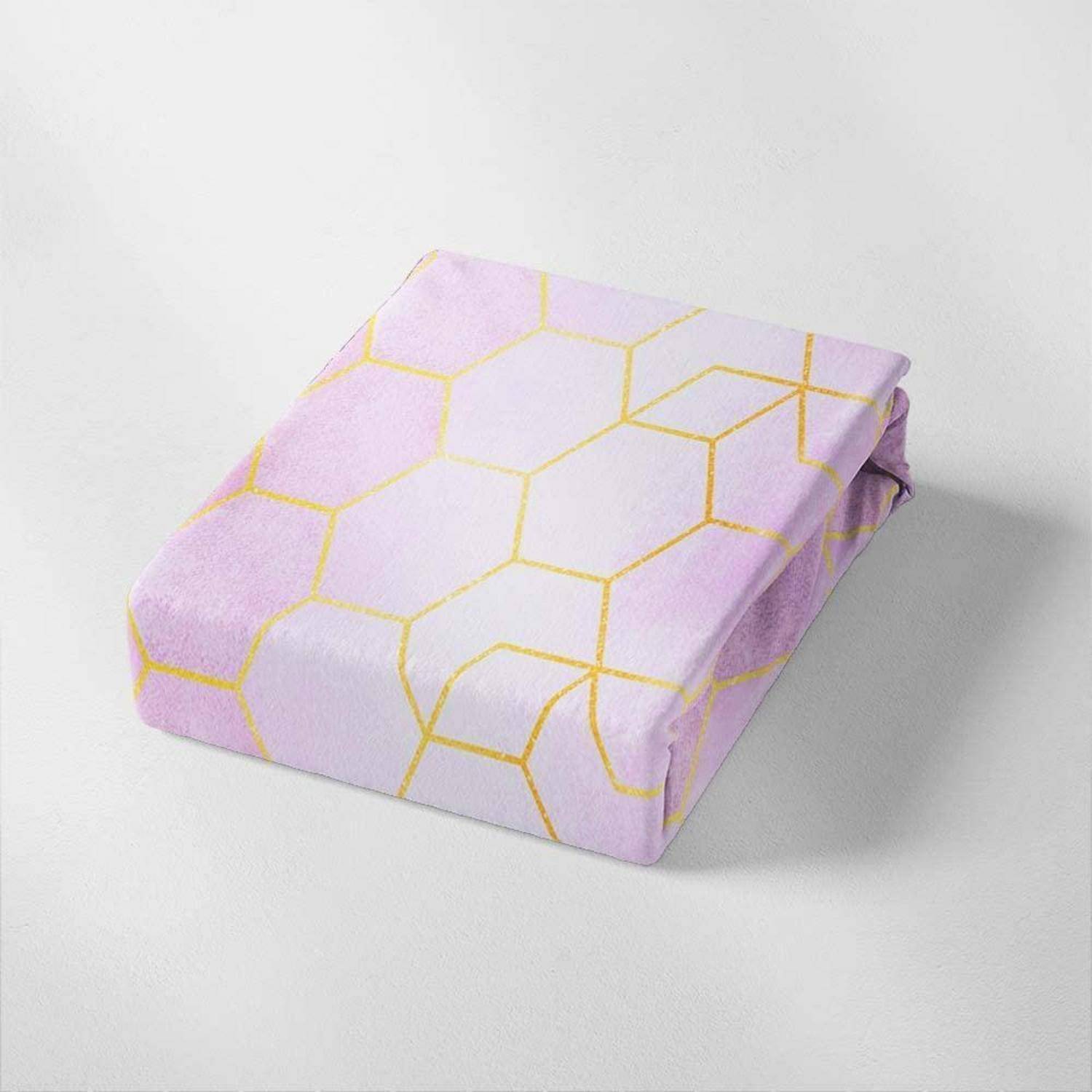 Gefalteter Lavendel-Stoff mit goldenem Sechskant-Muster, präsentiert als Produkt vor einem schlichten, hellen Hintergrund.