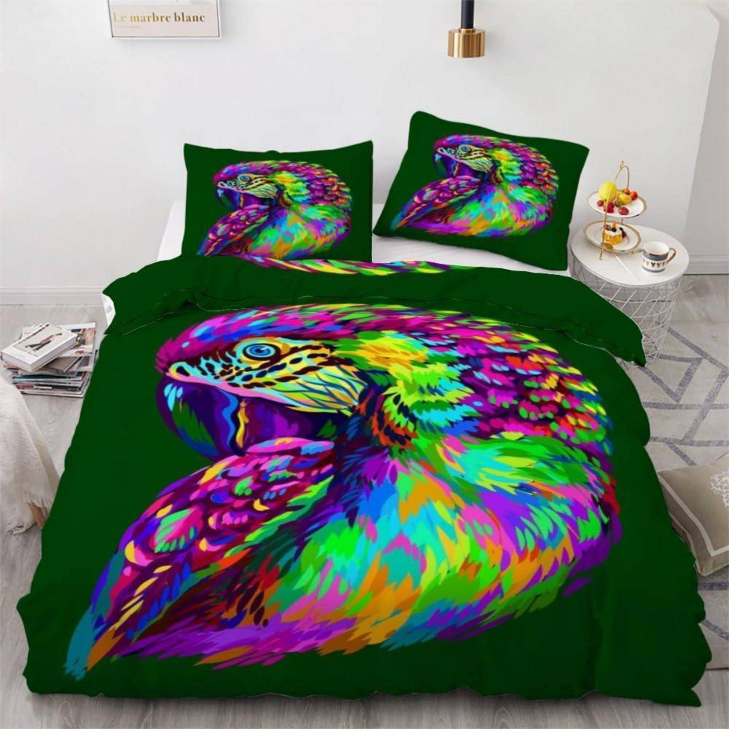 Bett mit grüner Bettwäsche mit einem lebendigen mehrfarbigen Papagaienmuster auf dem Bettdeckenbezug und passenden Kissenbezügen in einem minimalistischen Schlafzimmer.