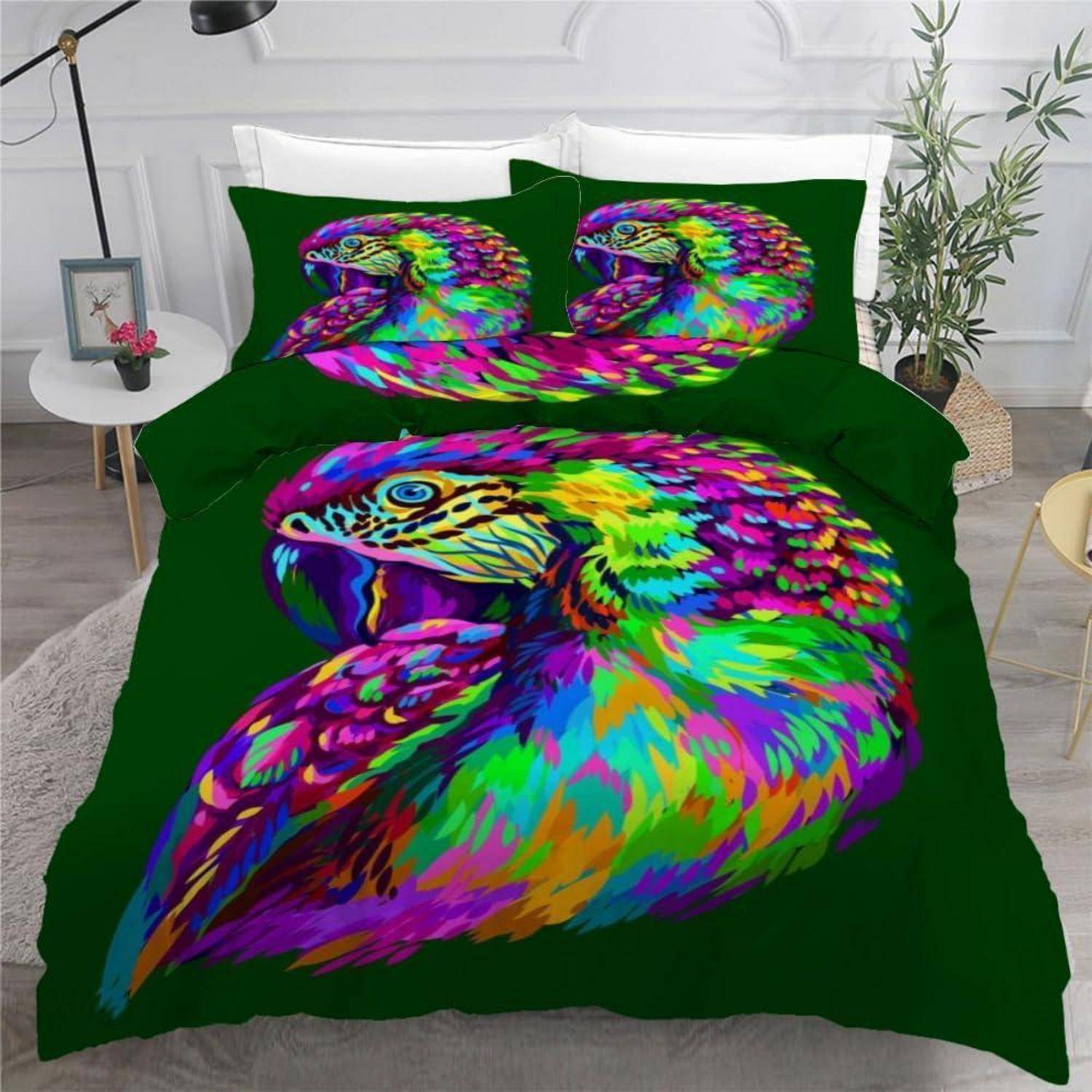 Bunte Papageienbettwäsche mit großem Regenbogenpapagei auf der Bettdecke und zwei passenden Kissenbezügen in einem Schlafzimmer.