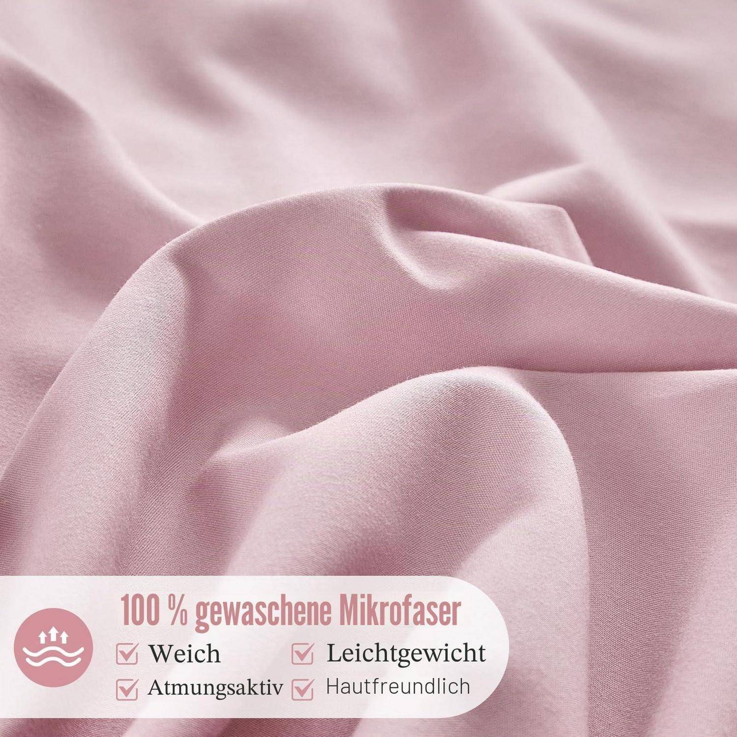 Rosa Mikrofaserstoff in Nahaufnahme mit deutschem Text: '100% gewaschene Mikrofaser', 'Weich', 'Leichtgewicht', 'Atmungsaktiv', 'Hautfreundlich'.