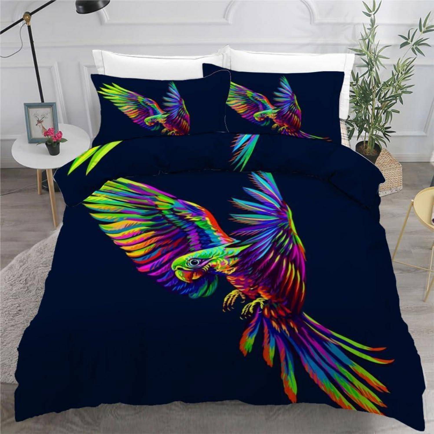 Ein Bett mit dunkelmarineblauem Bettzeug und leuchtend neon-farbigen Papageiengrafiken auf der Bettdecke und den Kissen, gezeigt in einem modernen Schlafzimmer.