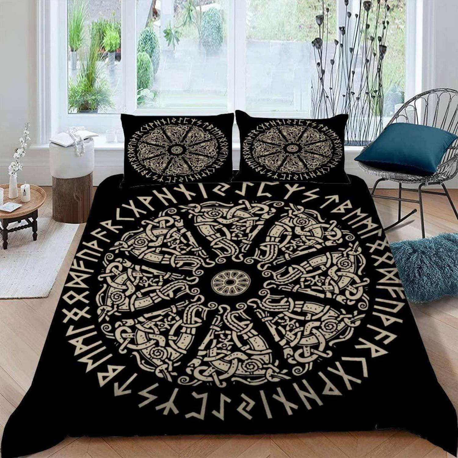 Schwarzes Bettwäsche-Set mit beige-farbigem Wikinger-Stil-Runenmotiv in kreisförmiger Form auf der Bettdecke und passenden Kissen in einem hellen modernen Schlafzimmer.