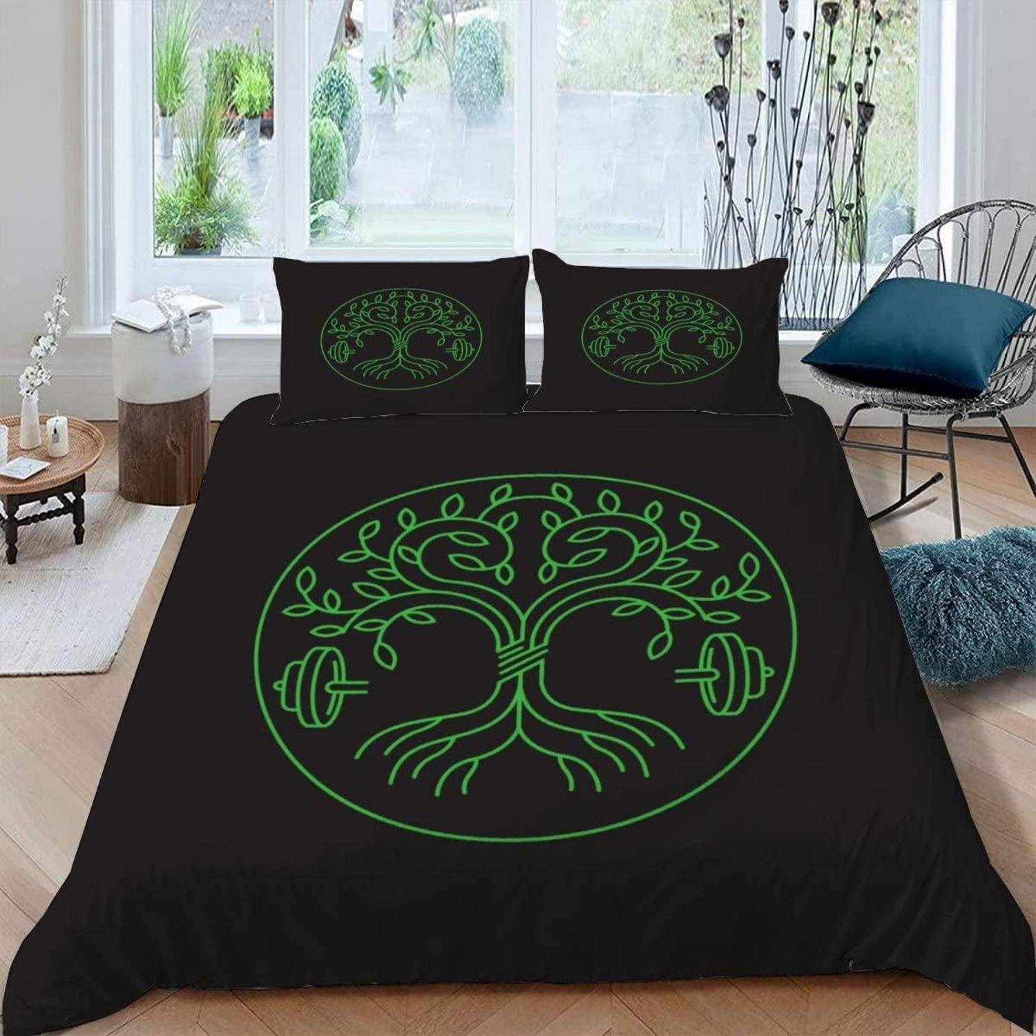 Schwarzes Bettwäscheset mit neongrünem Baum- und Hantelgrafik auf der Bettdecke und Kissen in einem hellen modernen Schlafzimmer.