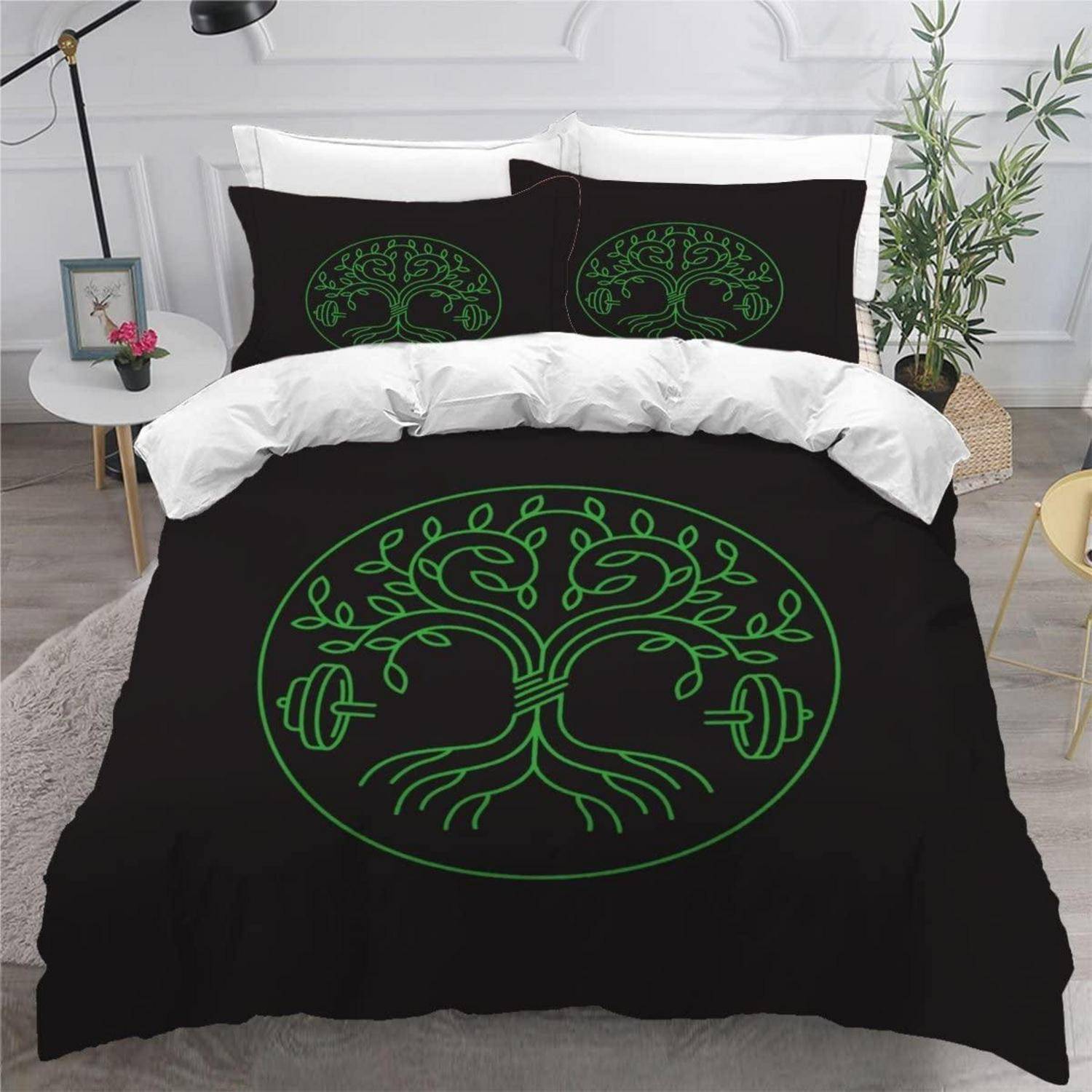 Schwarzes Bettwäsche-Set mit neongrünem Baum- und Hantellogo in der Mitte auf der Bettdecke und den Kissen, gezeigt auf einem gemachten Bett in einem modernen Schlafzimmer.