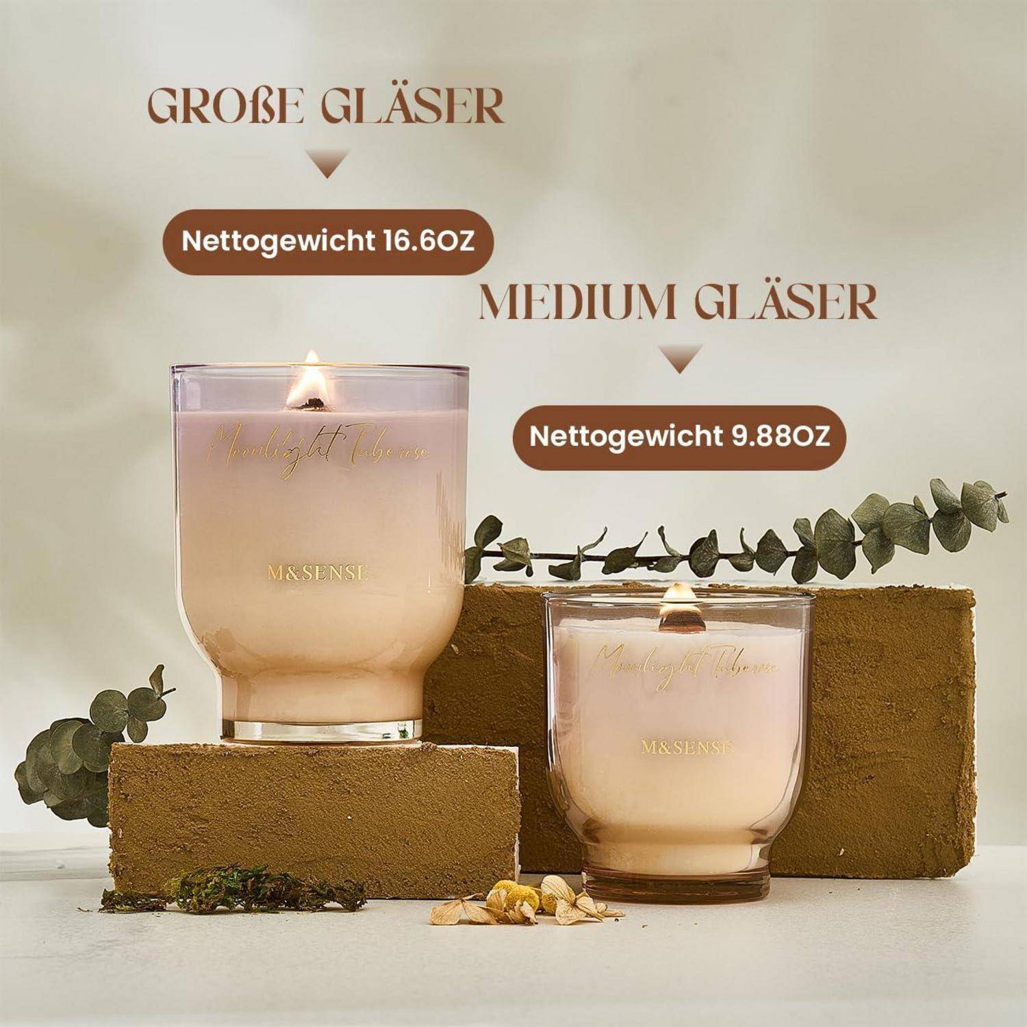 Zwei brennende Kerzen in mattierten Glaskontainern mit den Aufschriften „GROBE GLÄSER" und „MEDIUM GLÄSER"" zeigen Nettogengewichte von 16,6 OZ und 9,88 OZ.