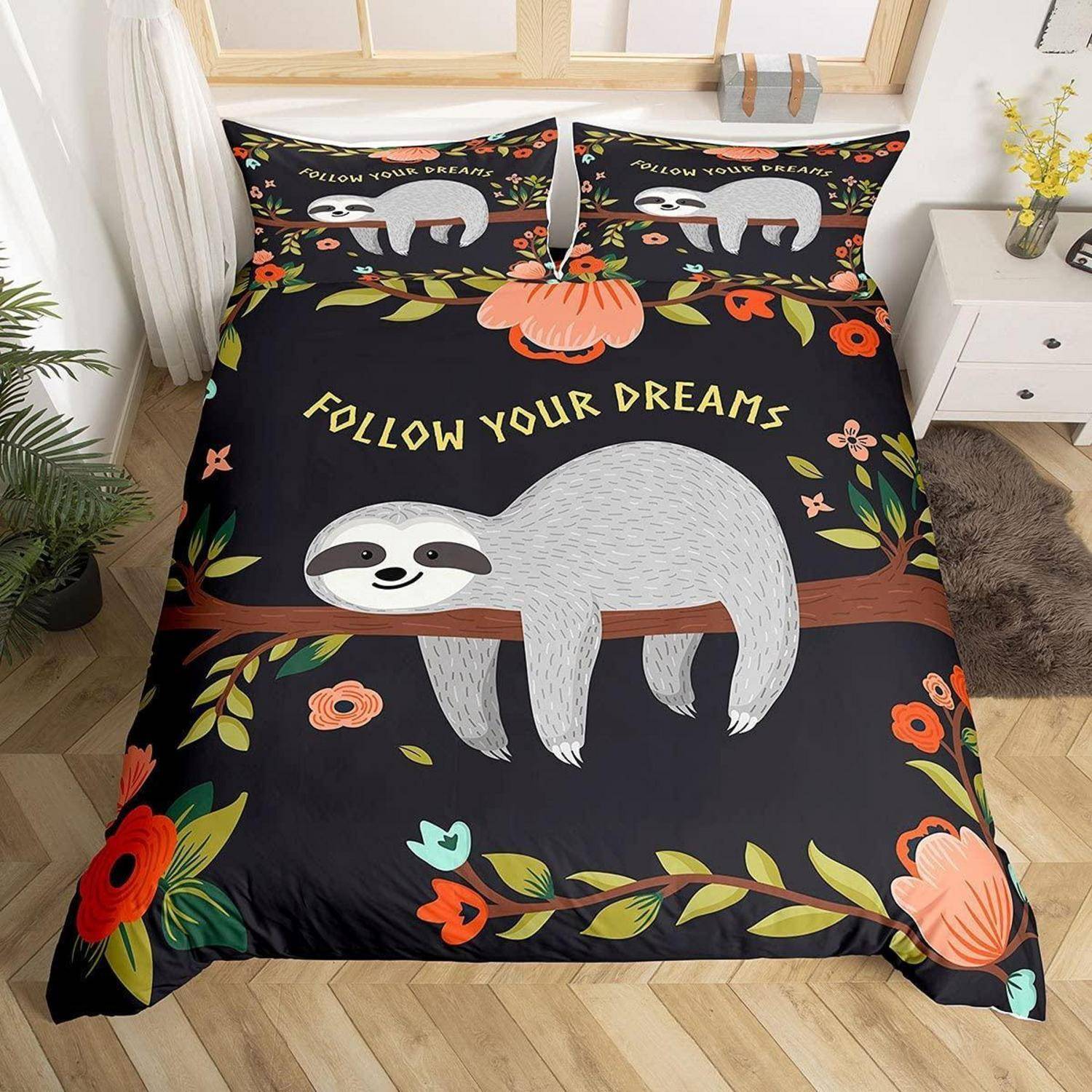Schwarzes Faultier-Bettwäscheset mit floralen Akzenten und dem Aufdruck 