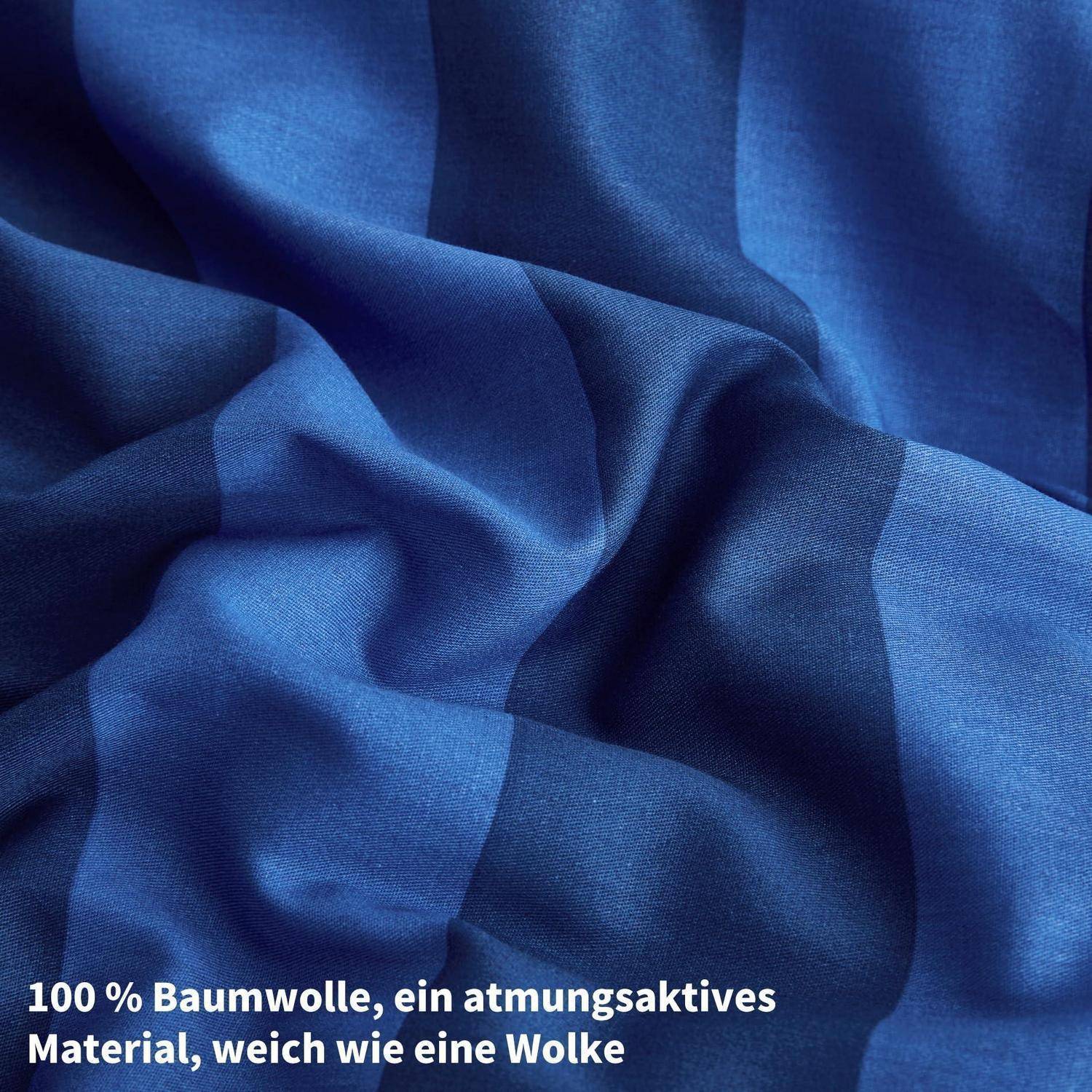 Nahaufnahme von blauen Stofffalten; der Text lautet „100 % Baumwolle, ein atmungsaktives Material, weich wie eine Wolke".