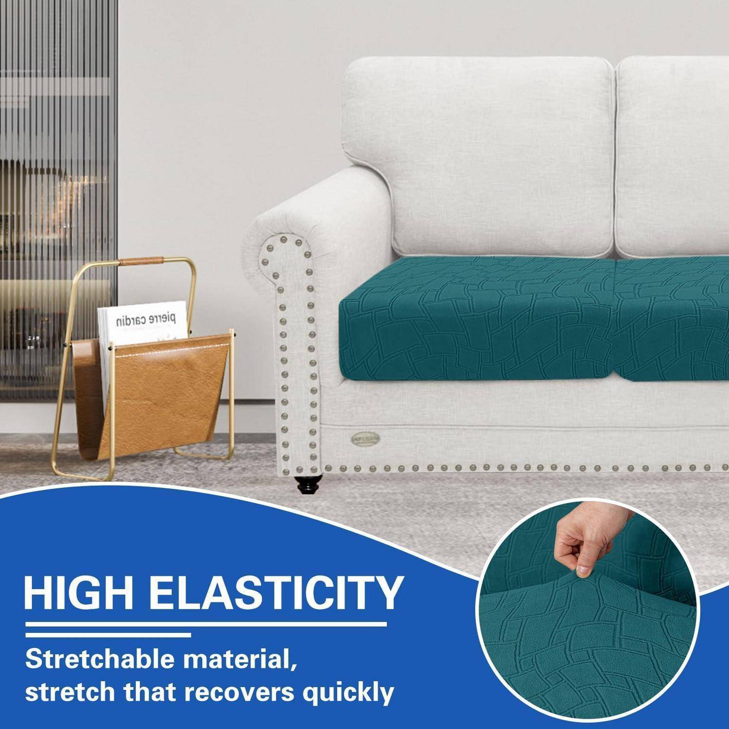 Weißes Sofa mit türkisfarbenem Stretch-Bezug in einem Wohnzimmer, plus eingefügte Nahaufnahme und Text: 'HOHE ELASTIZITÄT' und 'Stretchbares Material, Dehnung die schnell zurückgeht'.