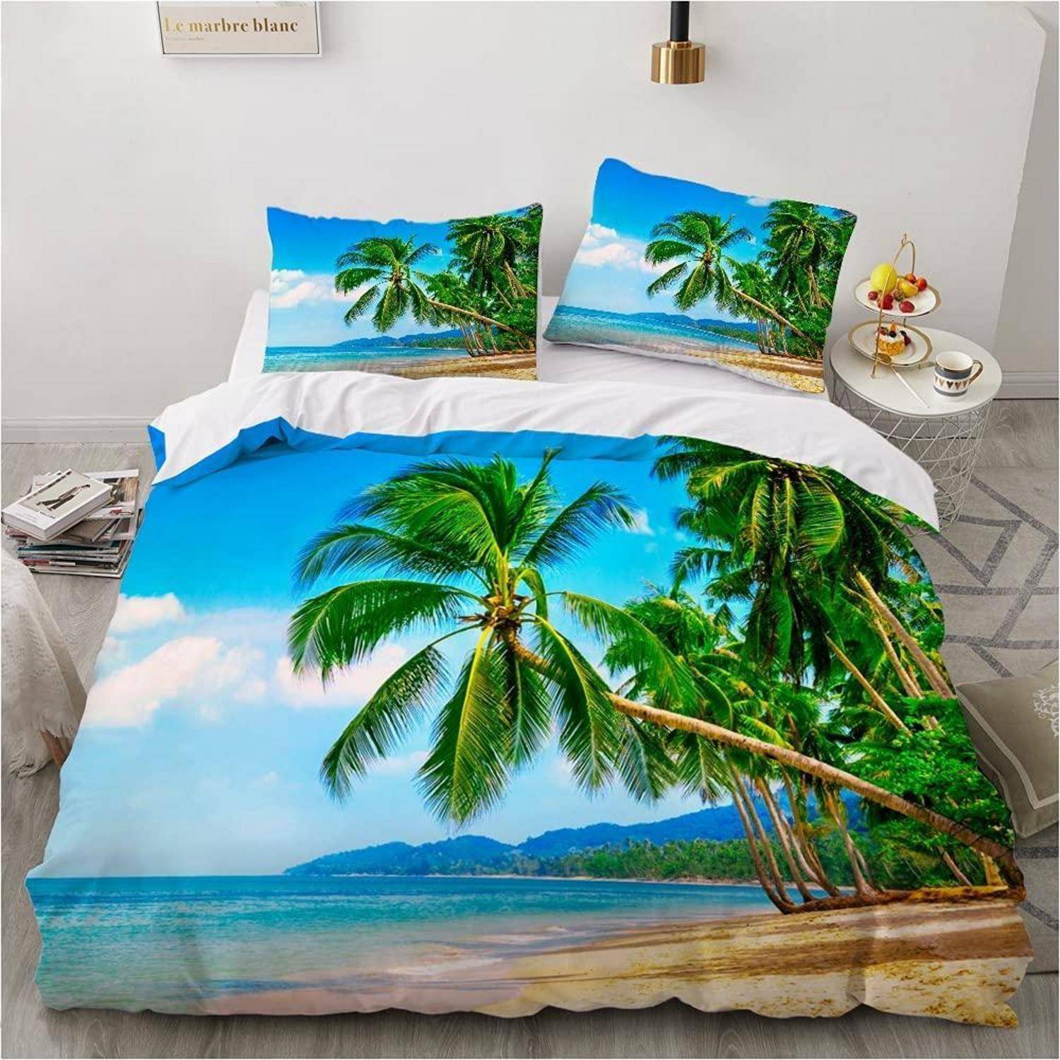 Schlafzimmerbett mit tropischer Palmen-Strand-Bettwäsche eingekleidet, mit passenden Kissen und Bettdecke, die eine sonnige Meeresküsten-Szene zeigt.