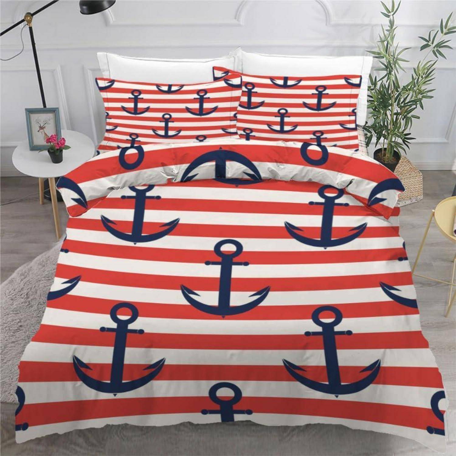 Maritim gestaltetes Bettwäsche-Set mit rot-weißen Streifen und dunkelblauem Ankerdruck auf Bettdeckenbezug und Kissen in einem Schlafzimmer.