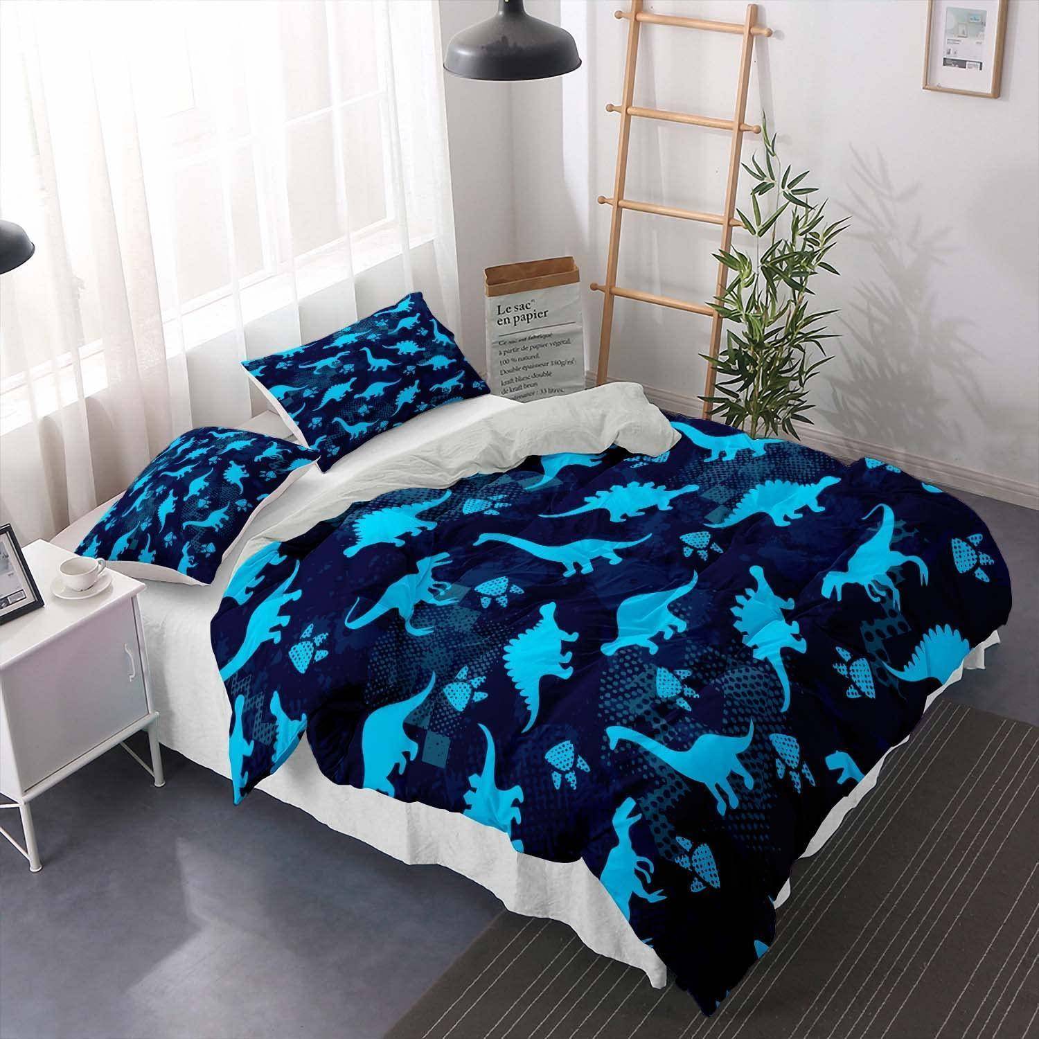 Ein Bett mit einer dunkelblau und schwarzen Dinosaurier-Muster-Bettdecke und passenden Kissenbezügen in einem hellen modernen Schlafzimmer.