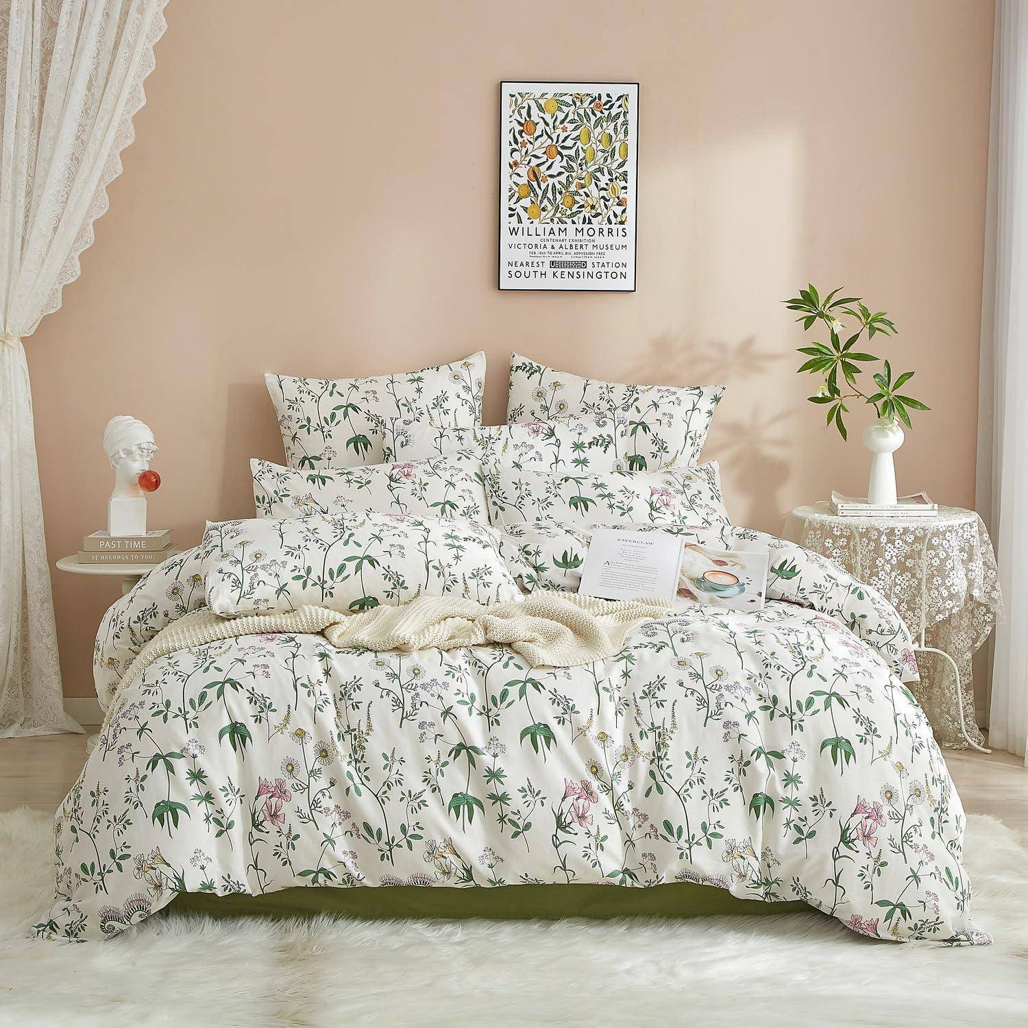 Blumenmuster-Bett mit passenden Kissen und Bettdecke in einem weichen, pastellfarbenen Schlafzimmer, mit Wandkunst, Nachttischen und Pflanzen.