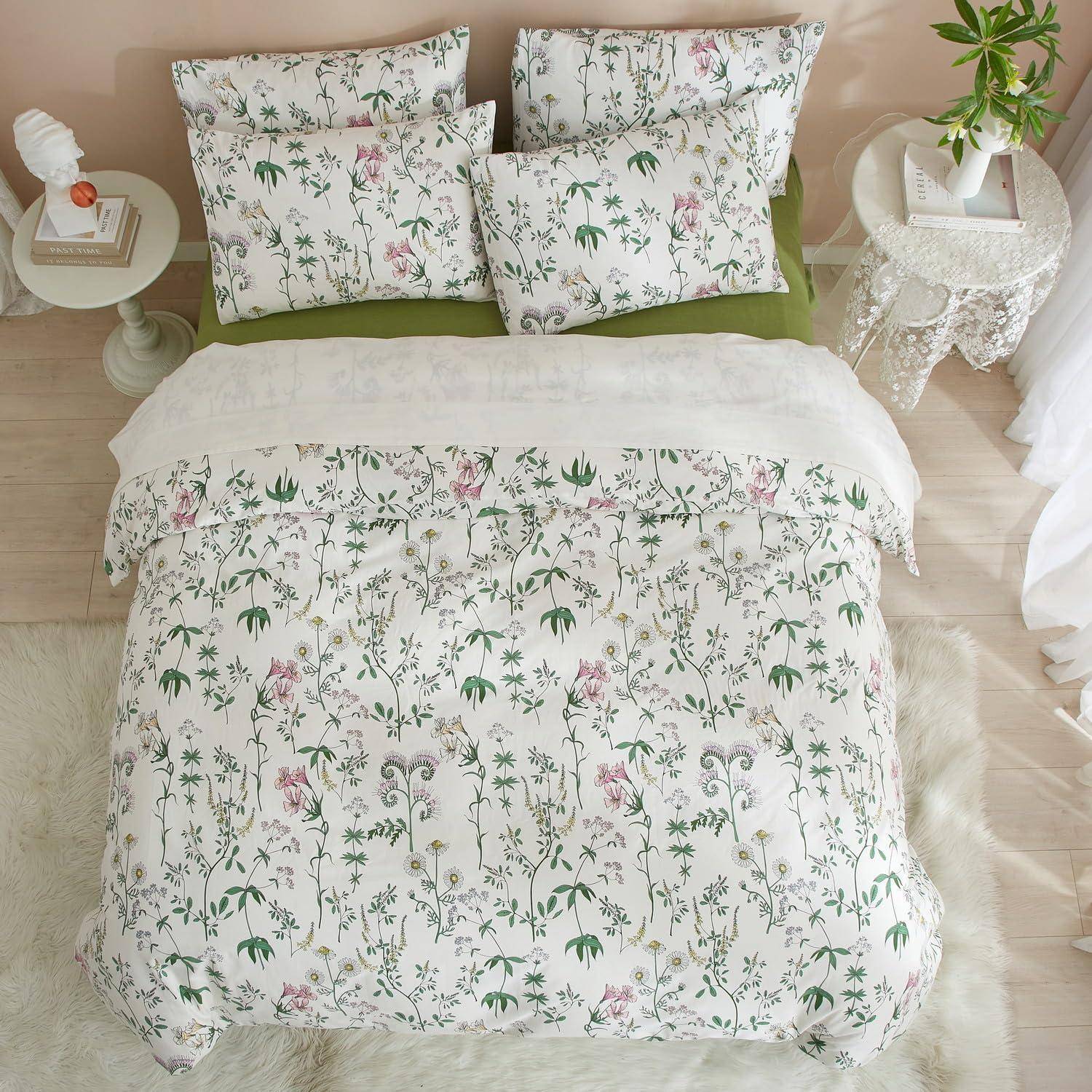 Blumenmuster-Bett mit passenden Kissen, weißer Wurfdecke und sanften grünen Akzenten in einem hellen Schlafzimmer.