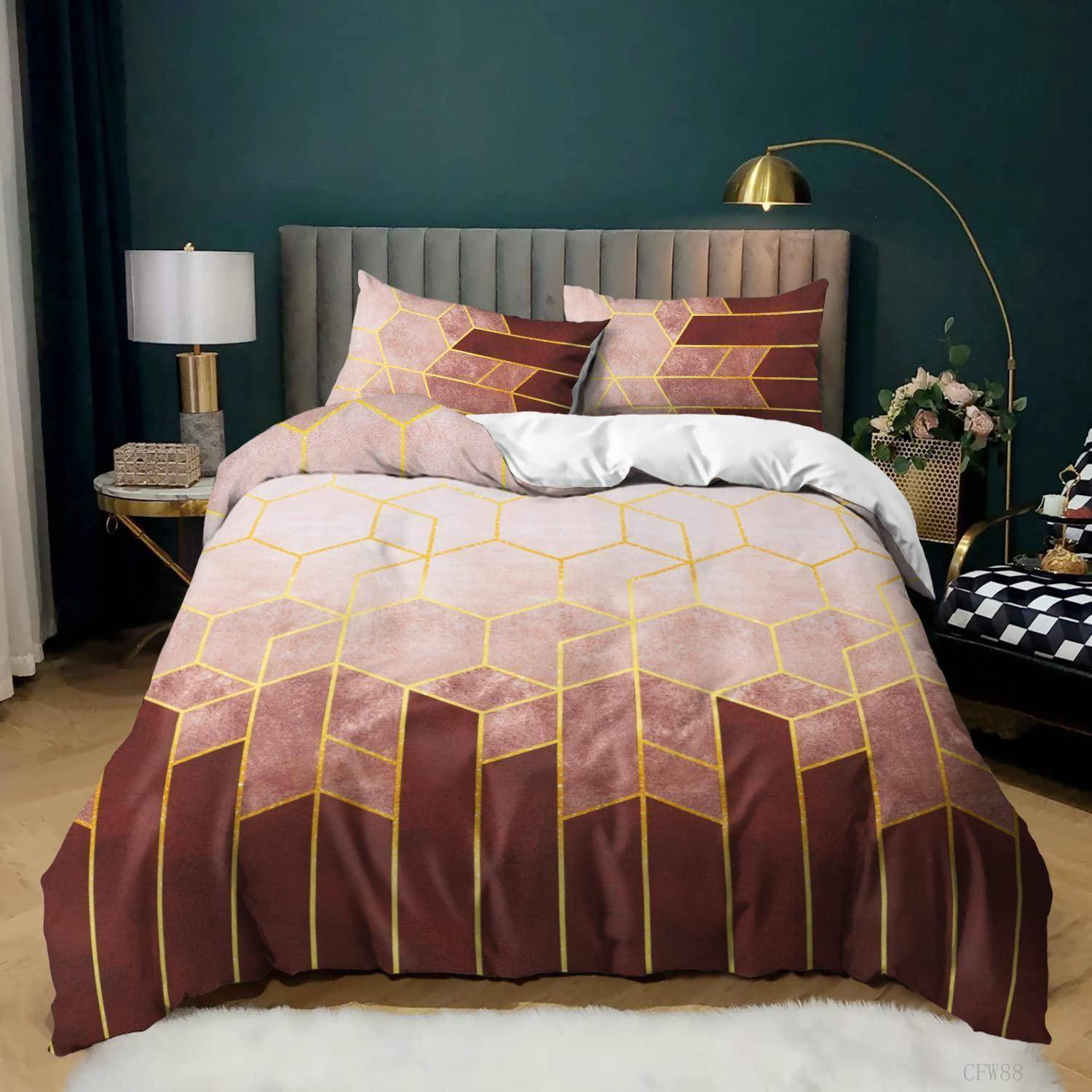 Ein ordentlich gemachtes Bett mit rosa und bordeauxroten geometrischen Betttüchern, passenden Kissen, einem grauen Kopfteil und Nachttischlampen in einem dunkelgrünen Schlafzimmer.