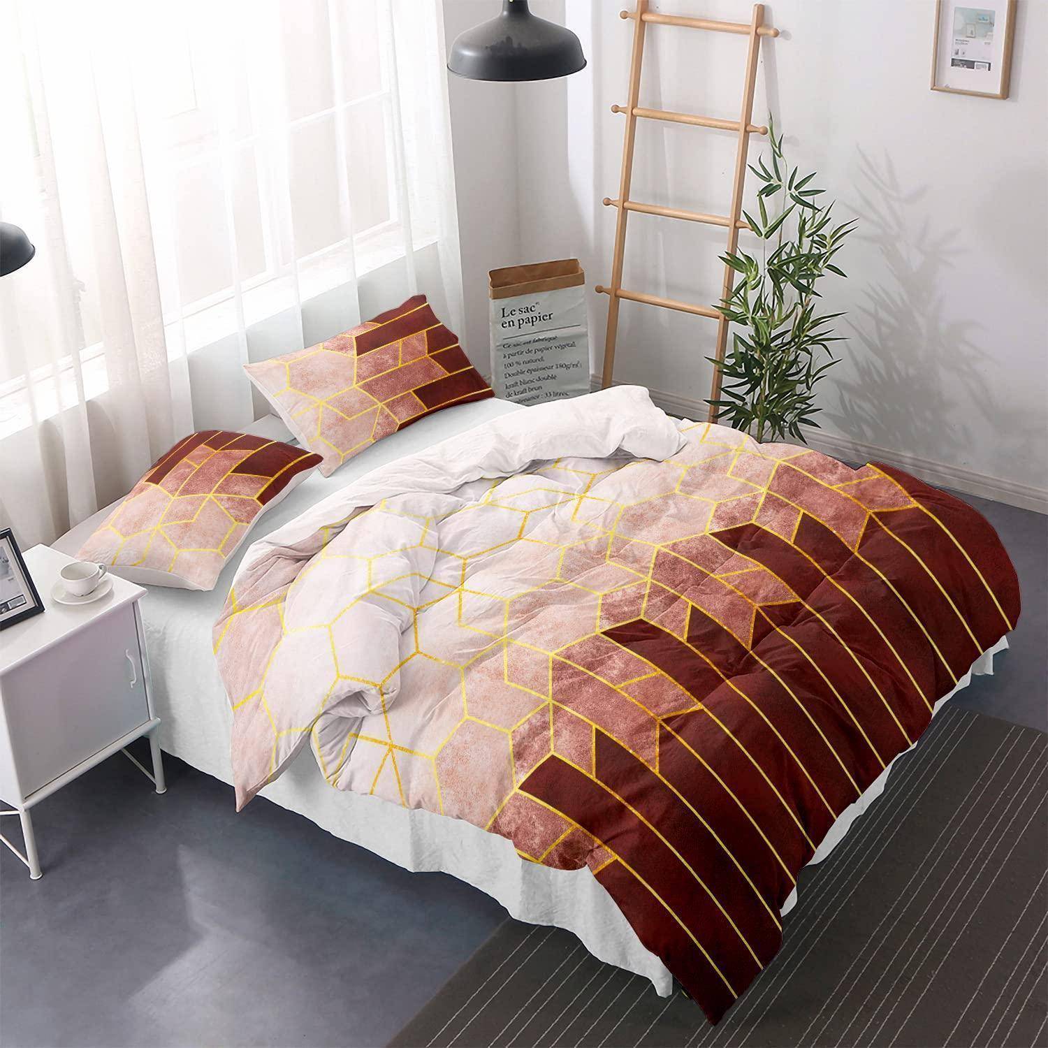 Modernes Schlafzimmer mit einem ungemachten Bett, das mit einer geometrischen Burgundy-, Weiß- und Gold-Bettdecke und passenden Kissen neben einem Nachttisch und einer Pflanze bezogen ist.