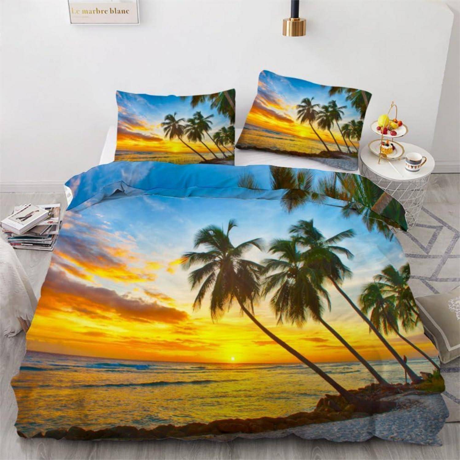 Bett mit tropischem Sonnenuntergang Palmenmotiv-Bettwäsche, inklusive passendem Bettdeckenbezug und Kissen in einem hellen Schlafzimmer.