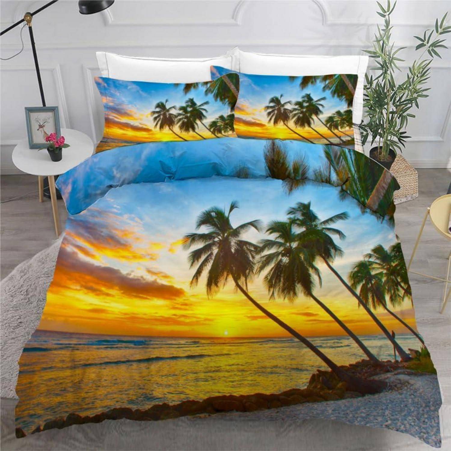 Ein tropisches Strand-Sonnenuntergang-Bettwäscheset mit Palmen und Meeresszene auf einem Bett in einem modernen Schlafzimmer.