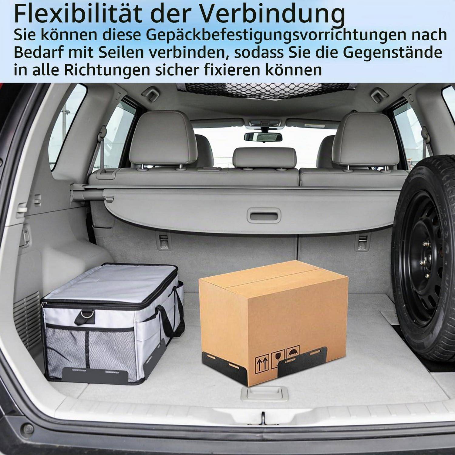 Autokofferraum mit modularem Ladungssicherungssystem, das eine Aufbewahrungstasche und eine Box im Ladungsbereich zeigt, die gesichert sind; deutscher Text erklärt, dass die Verbindungen mit Riemen in jede Richtung verbunden werden können.