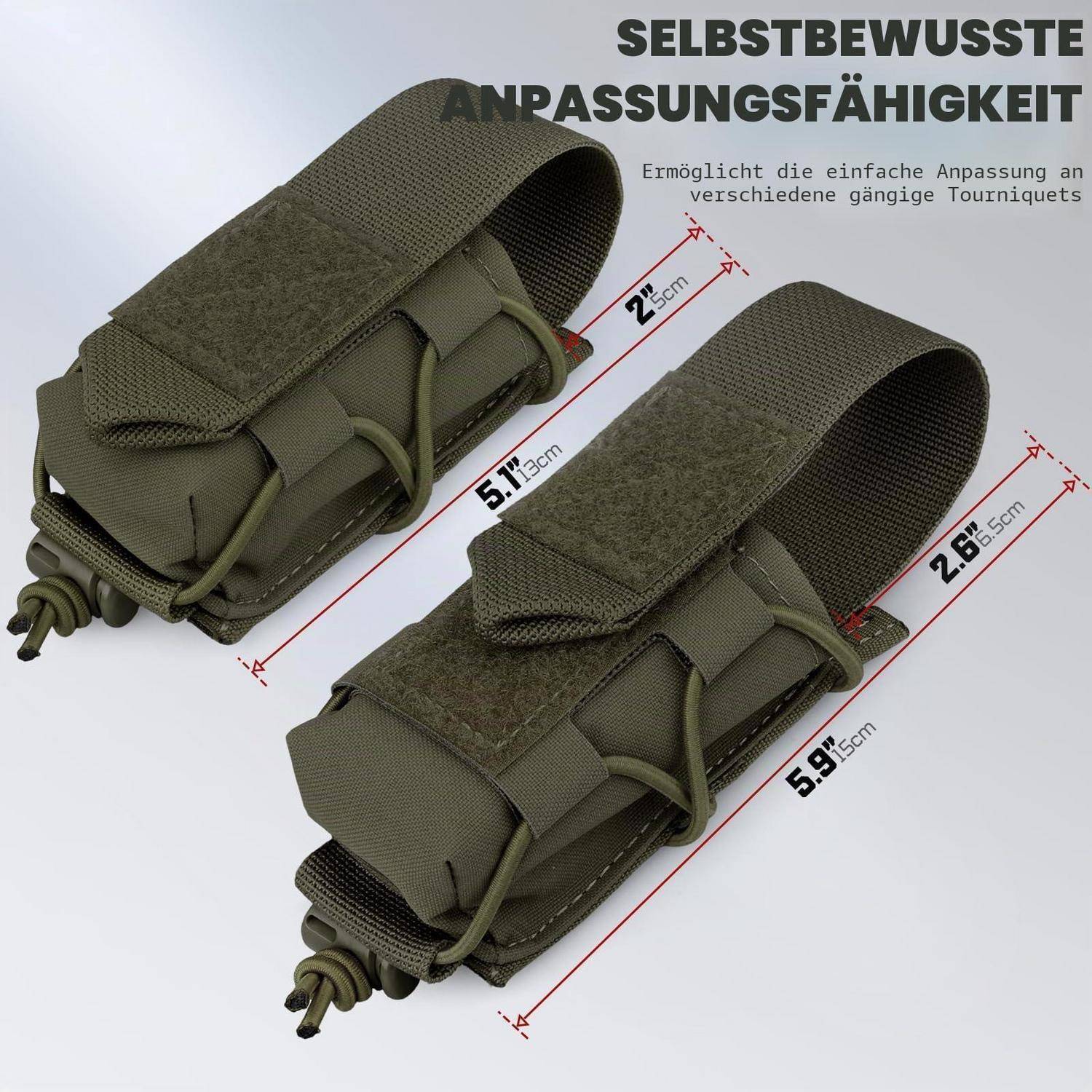 Produktabbildung einer olivgrünen Taktiktasche in zwei Größen, mit deutschem Text "SELBSTBEWUSSTE ANPASSUNGSFÄHIGKEIT"" und Dimensionspfeilen, die die verstellbare Passform für verschiedene Tourniquets anzeigen.