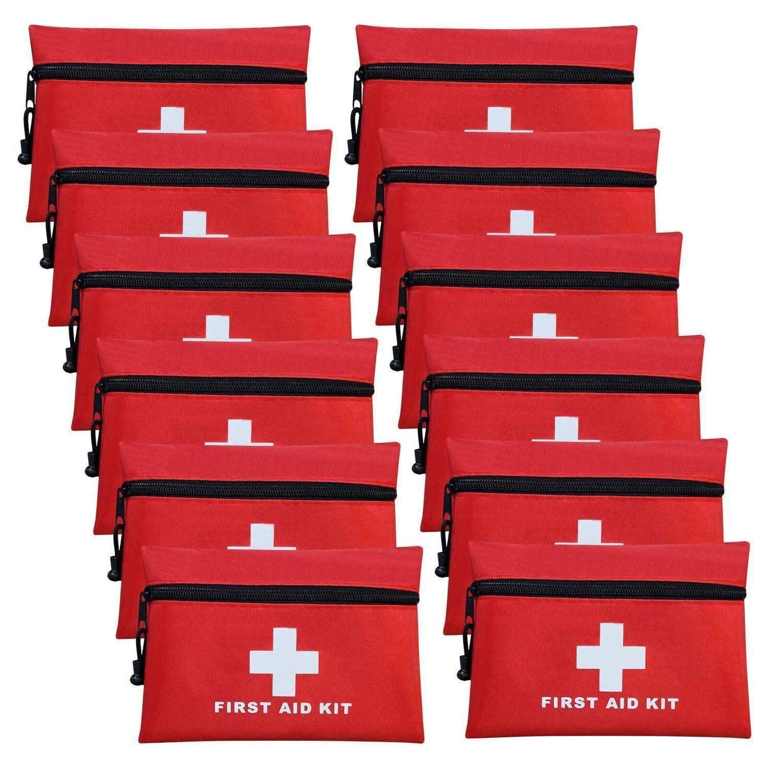 Mehrere rote Erste-Hilfe-Taschen mit weißen Kreuzen und der Aufschrift „FIRST AID KIT