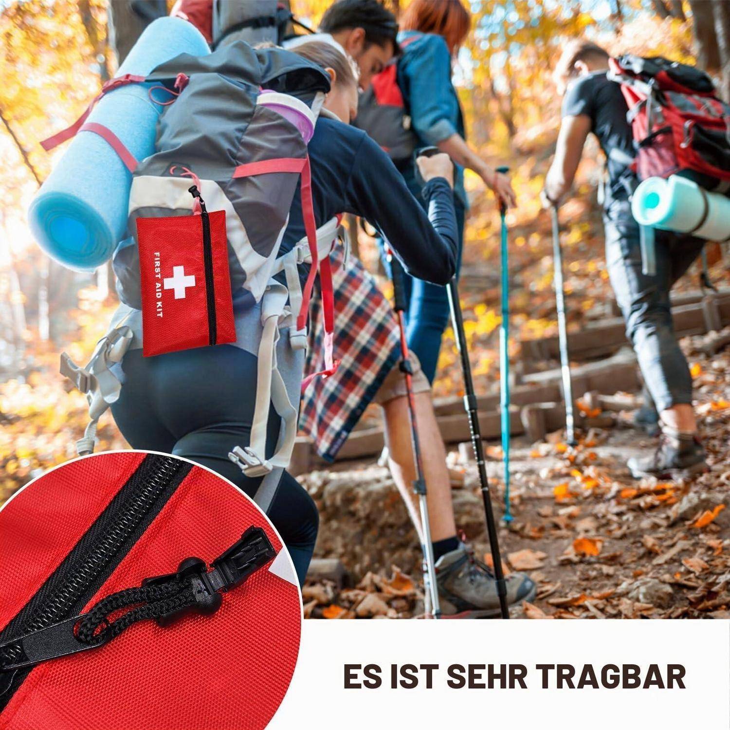 Wanderer, die einen bewaldeten Pfad mit Trekkingstöcken und großen Rucksäcken hinaufsteigen; eine Einschubabbildung zeigt eine rote Tasche mit Reißverschluss und Clip, beschriftet mit „ES IST SEHR TRAGBAR".