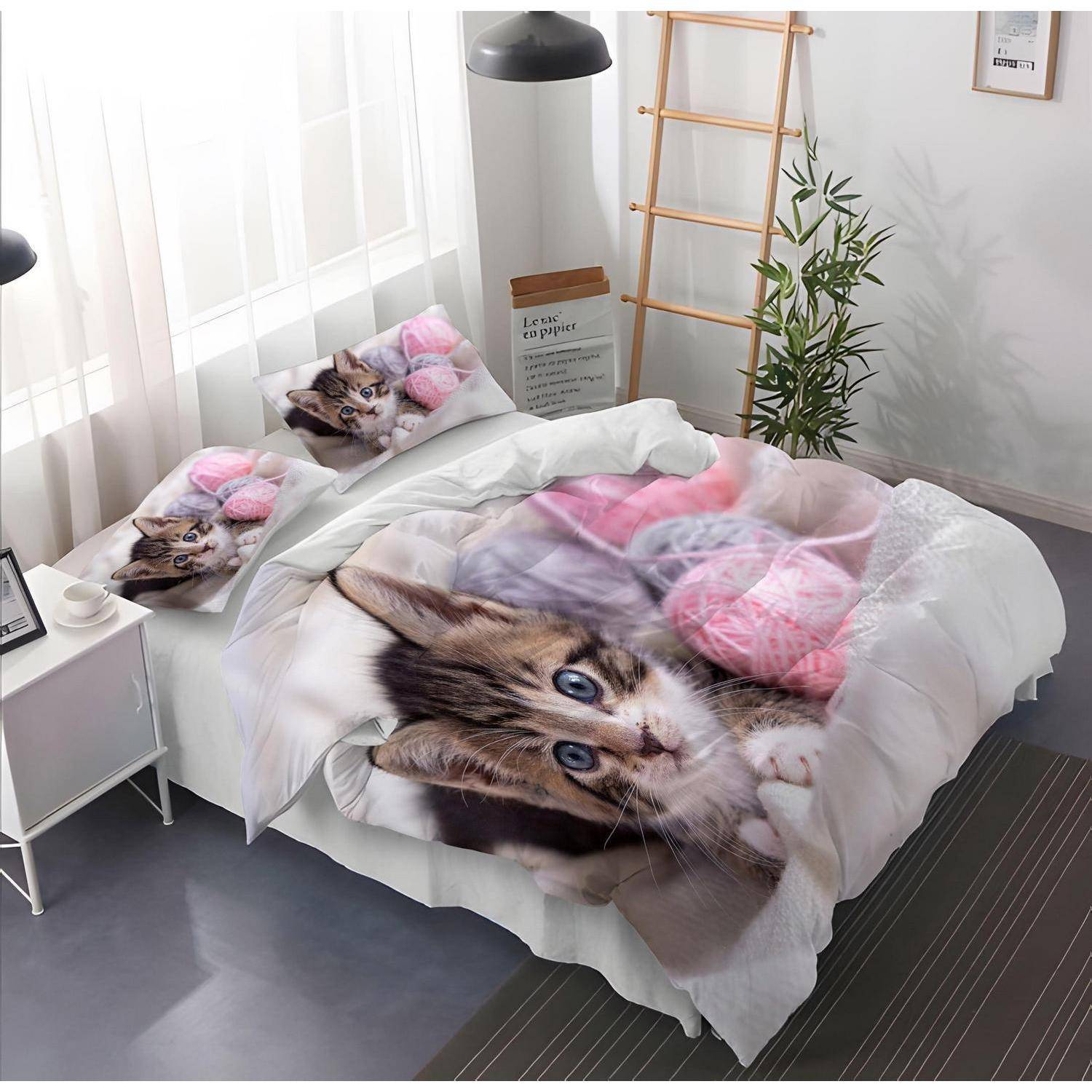 Ein ordentlich gemachtes Bett mit Katzendruck-Bettwäsche und Kissen in einem hellen, minimalistischen Schlafzimmer.