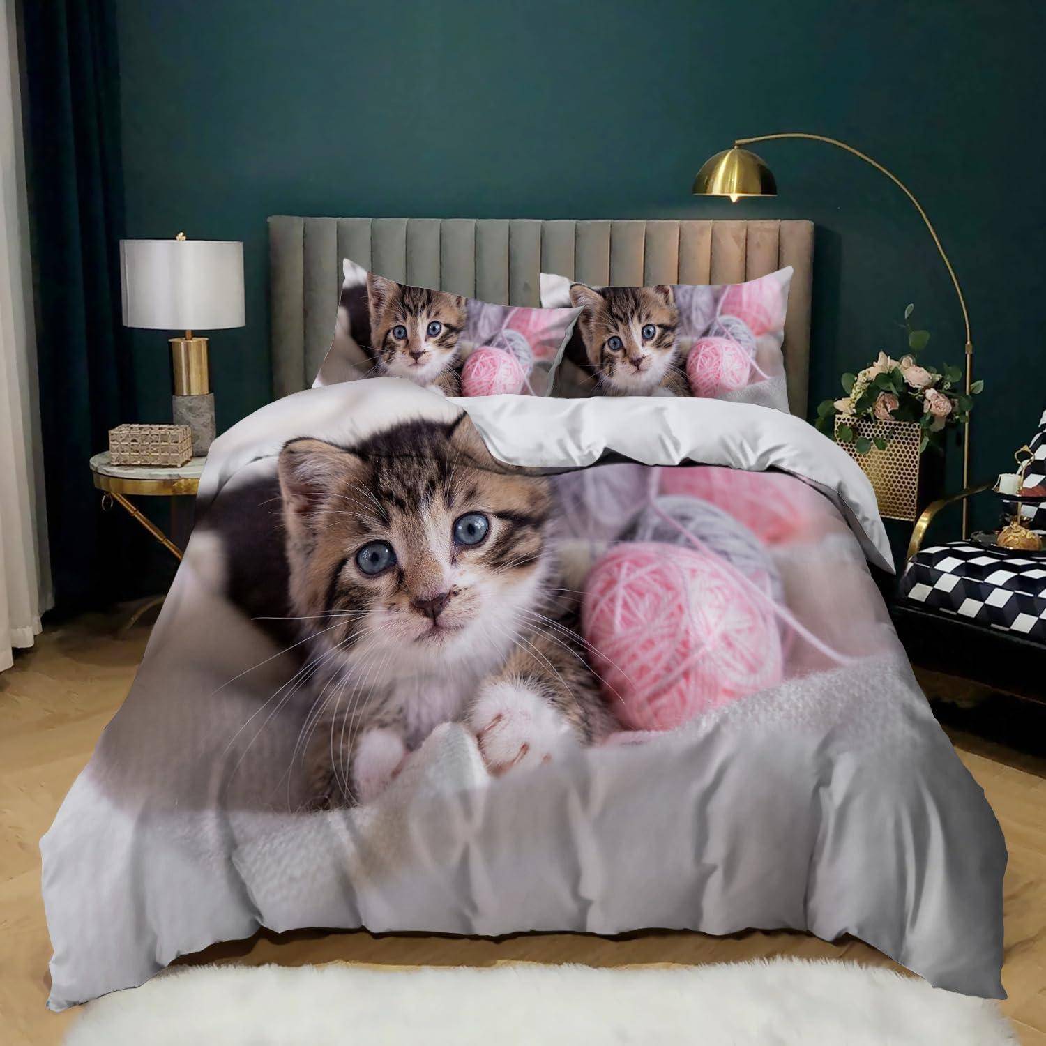 Bett mit Katzendruck-Bettdecke und Kissenbezügen, die ein nahes Kätzchen und rosa Wollknäuel in einem stilvollen Schlafzimmer zeigen.