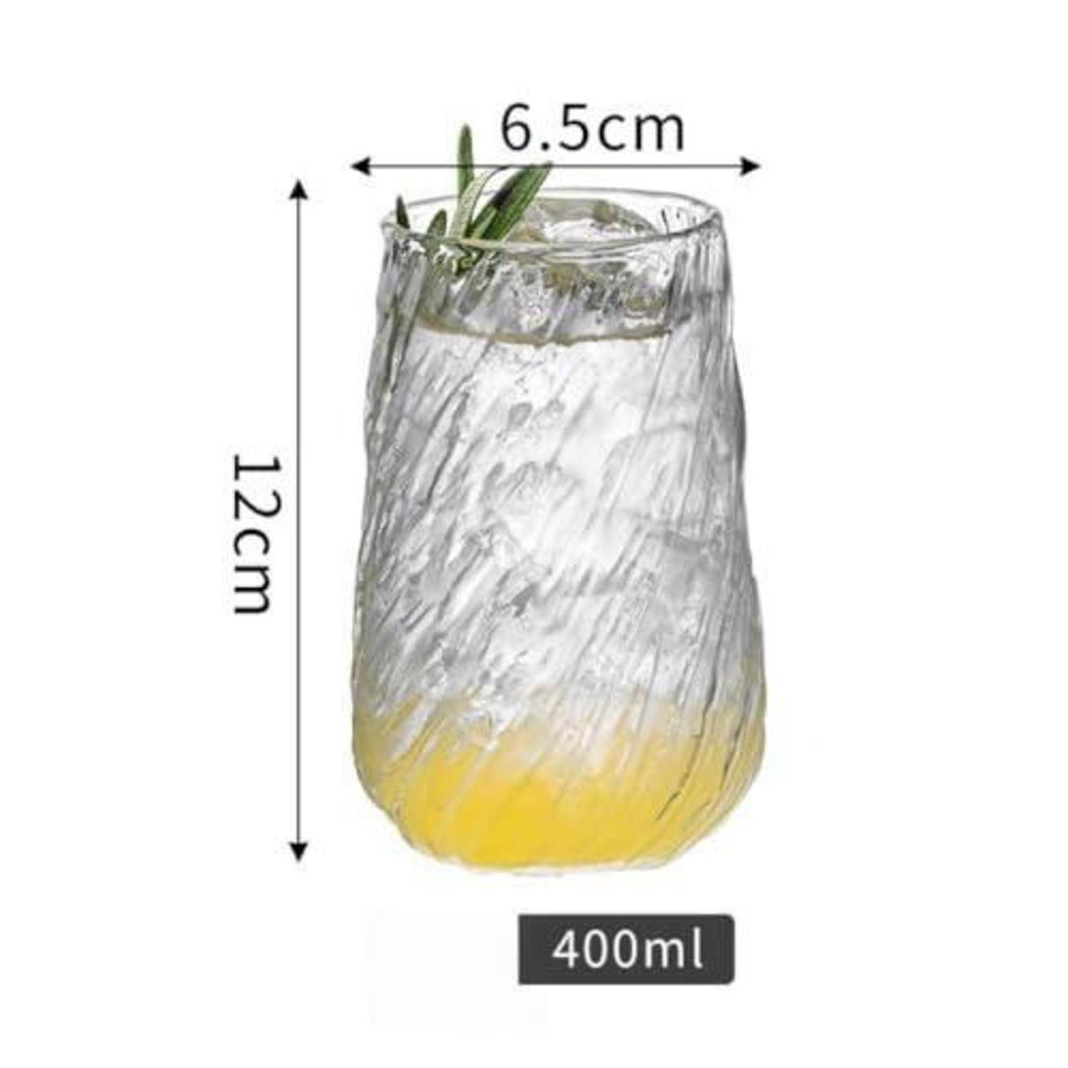 Klares strukturiertes Trinkglas, 12 cm hoch und 6,5 cm breit, mit 400 ml Fassungsvermögen; abgebildet mit Wasser, Eis und einer Kräutergarnitur.