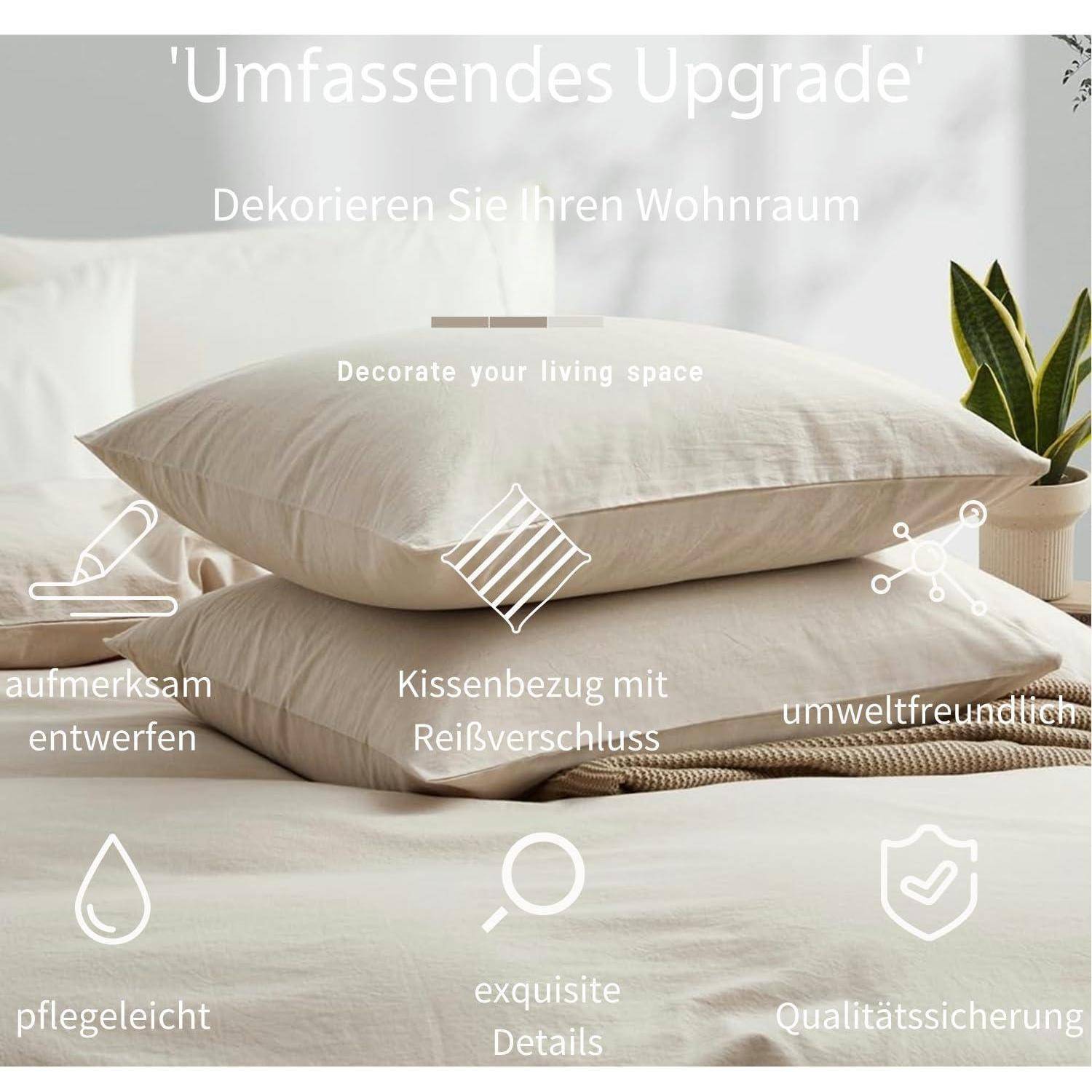Promotional image von beigen Kissenbezügen auf gestapelten Kissen mit deutschem und englischem Text, der ein "Upgrade"" für Wohnzimmerdeko, Reißverschluss, umweltfreundliche und pflegeleichte Eigenschaften hervorhebt.