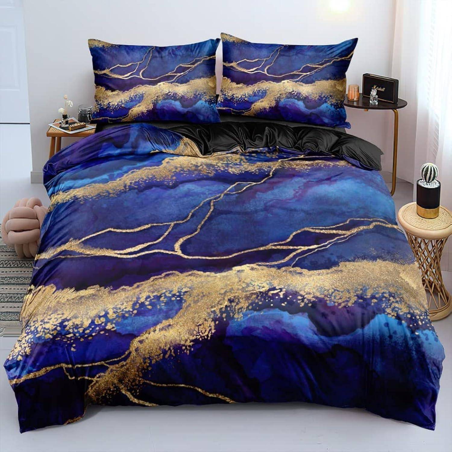 Blau-goldenes abstraktes Muster-Bettwäsche auf einem ordentlich gemachten Bett mit passenden Kissenbezügen und Bettdeckenbezug.