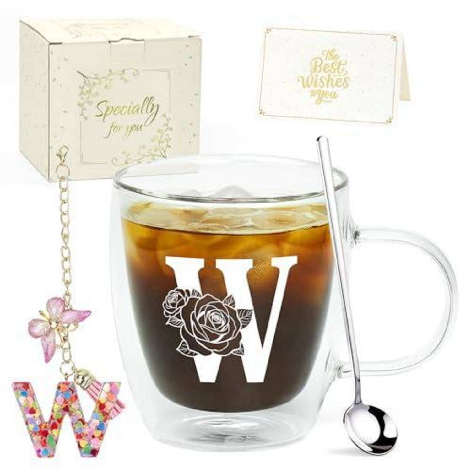 Transparente Tasse mit Eiskaffee mit einem weißen „W" und Rosendesign, Löffel, Geschenkbox und hängender „W"" Charm mit der Aufschrift „Speziell für dich"" und „Dir alles Gute für dich"".