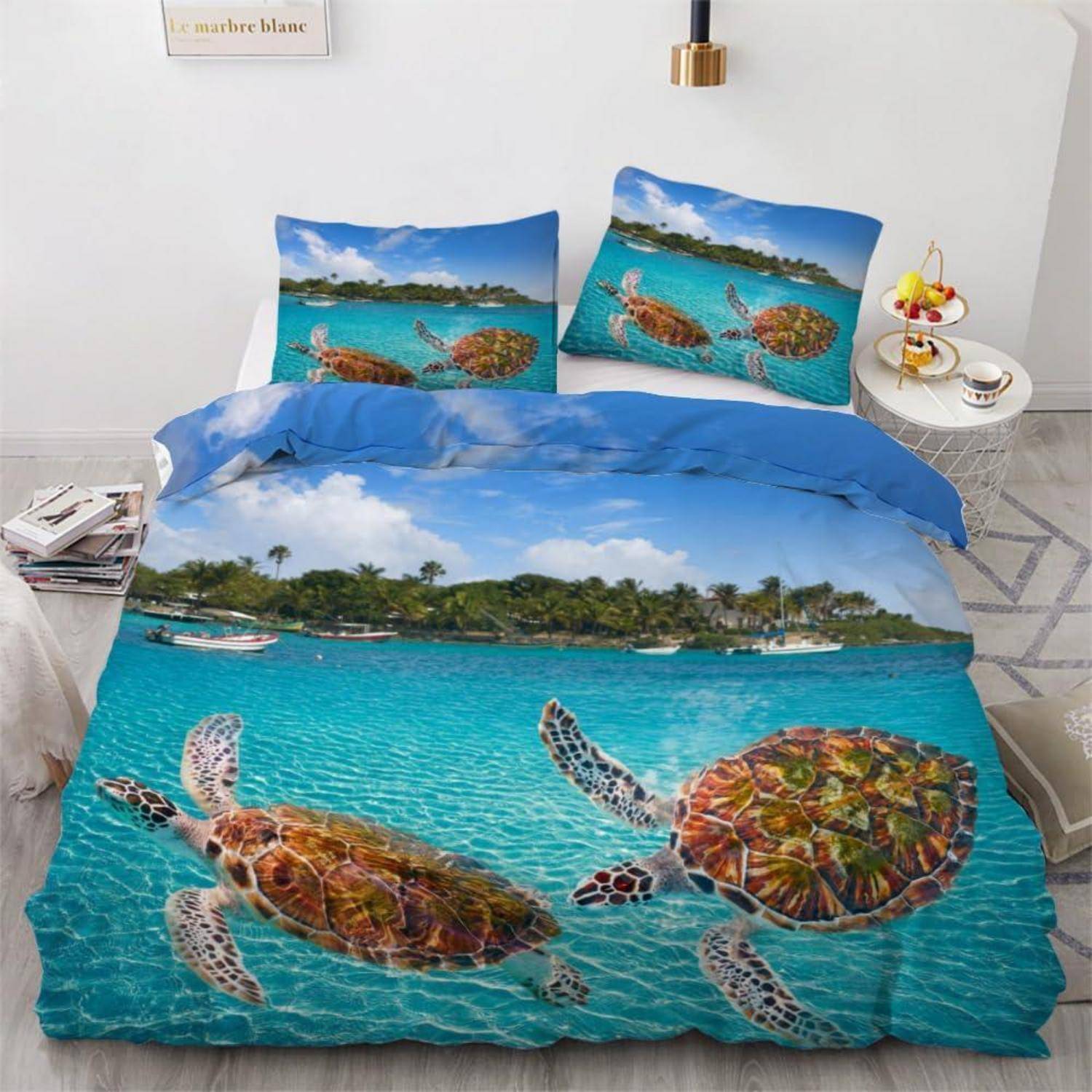 Bett mit blauem, ozzenthematisiertem Bettzug, das zwei Meeresschildkröten zeigt, die im türkisfarbenen Wasser schwimmen, mit passenden Kissen und Bettdecke.