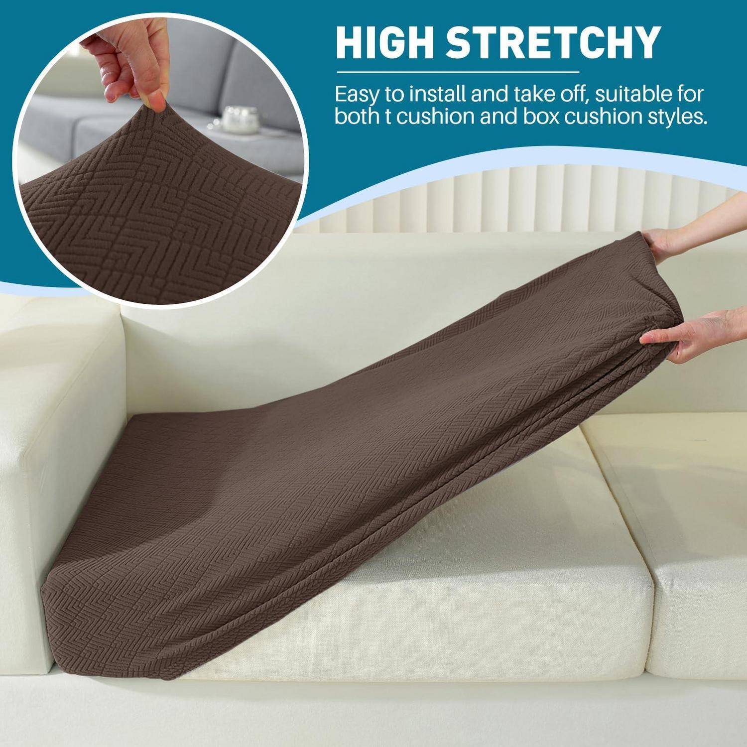 Braune elastische Sofahusse wird über ein Sofa gezogen, mit Text, der liest „HOCHELASTISCH" und „Einfach zu installieren und abzunehmen, geeignet für sowohl T-Kissen- als auch Boxkissenstile."