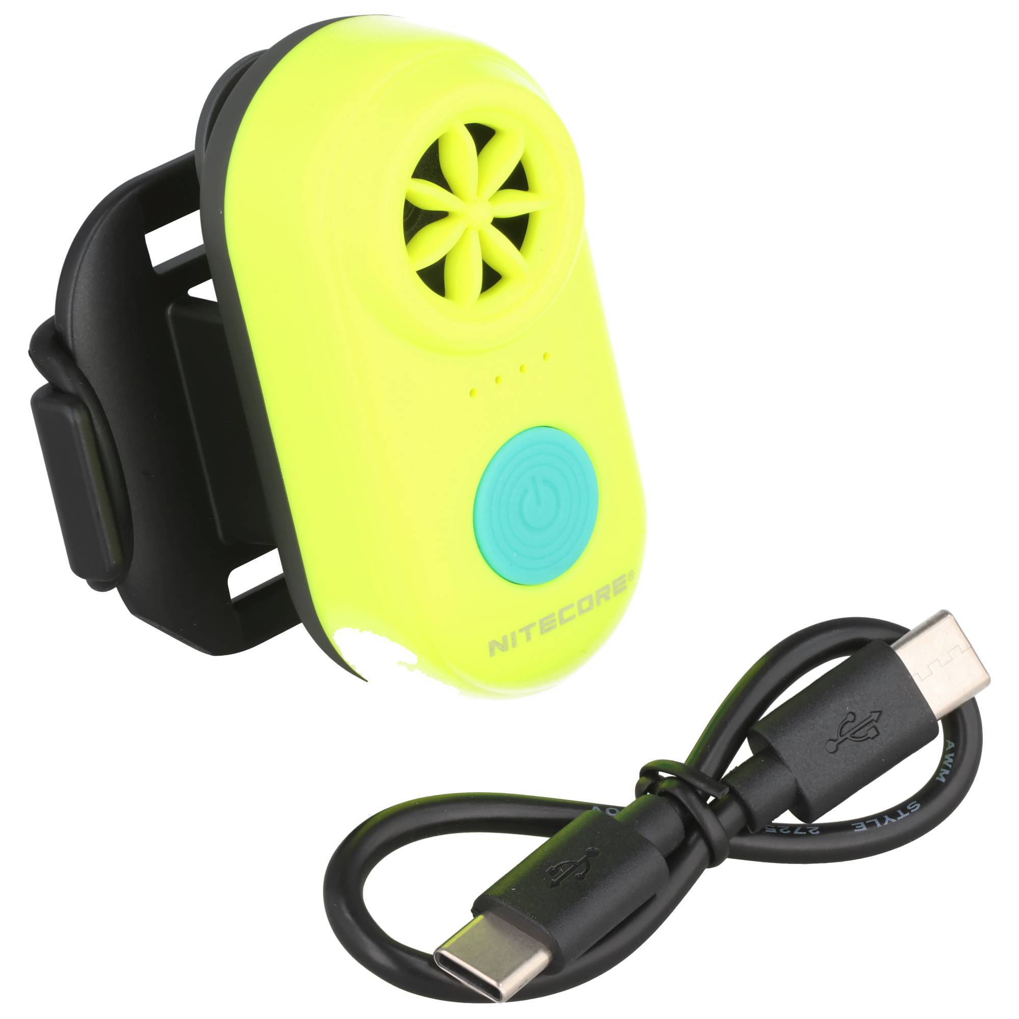 Clip-on gelbes Nitecore-Gerät mit blauem Betätigungsknopf und lüfterähnlicher Belüftung, dargestellt mit kurzem USB-C-Ladekabel auf weißem Hintergrund.