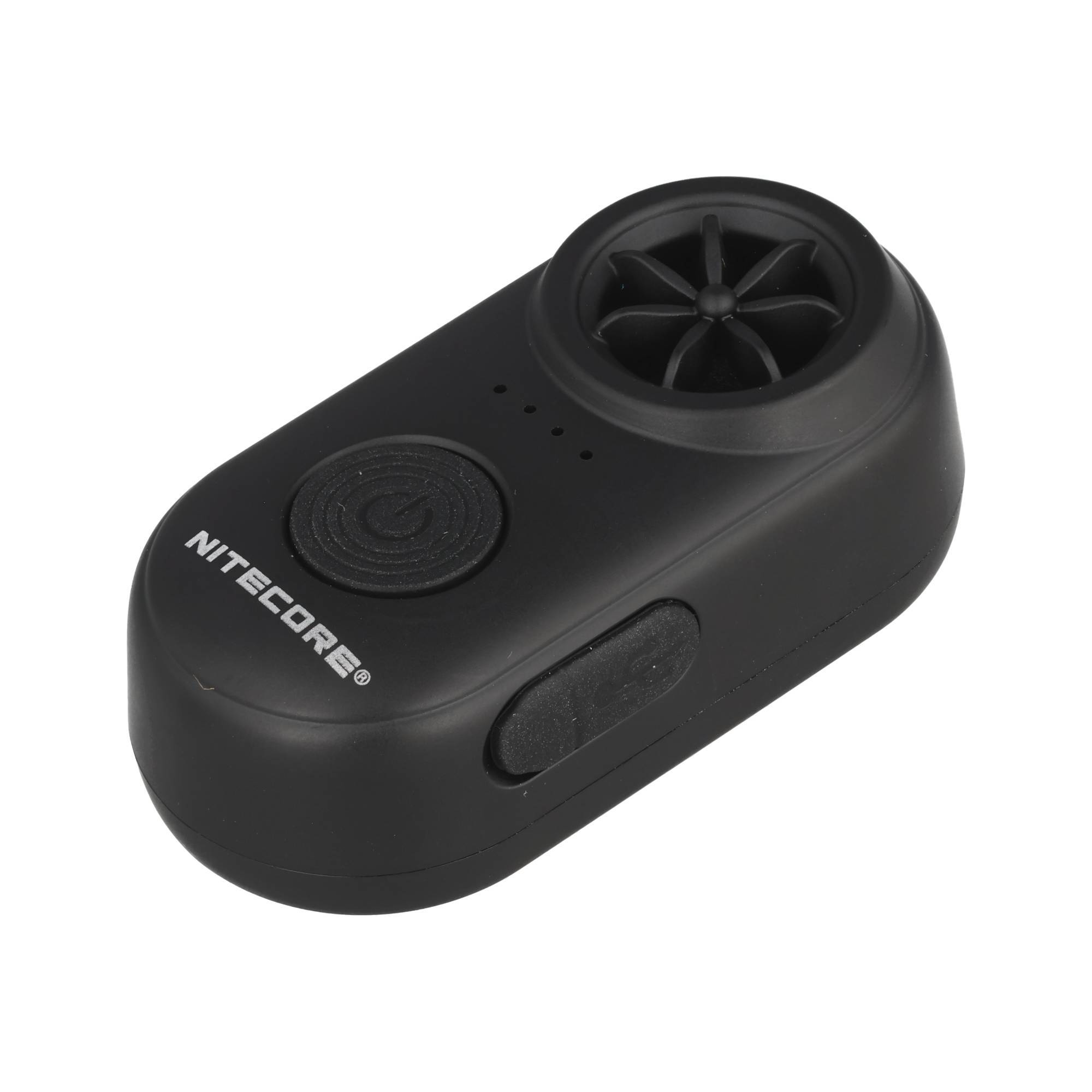 Schwarzes tragbares NITECORE-Gerät mit einem propellerähnlichen Ventilator, Ein-/Ausschalter und Seitenschalter auf weißem Hintergrund.