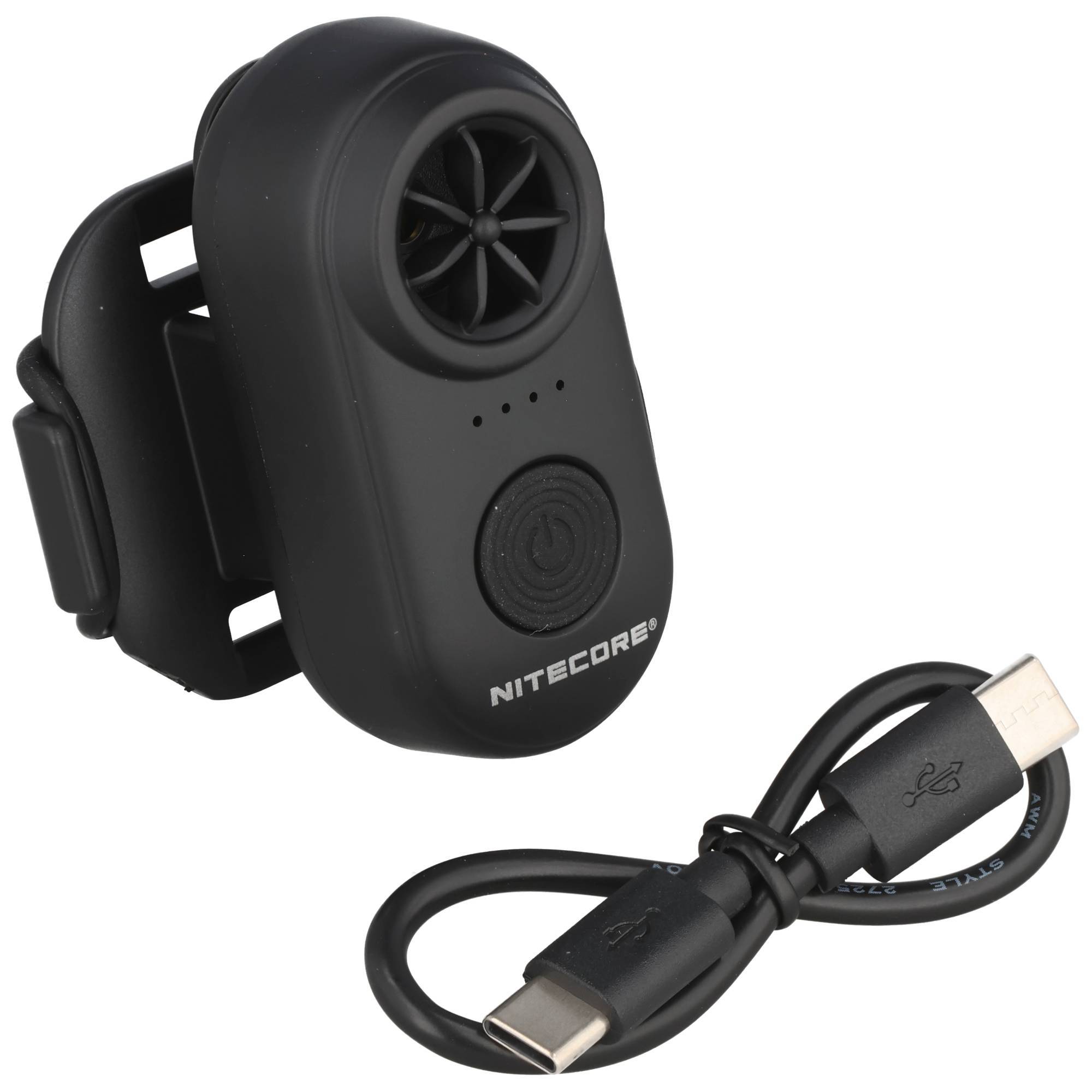 Schwarzes Clip-on-Nitecore-Gerät mit Lüftungsschlitz und Knopf, abgebildet mit USB-C-Ladekabel auf weißem Hintergrund.